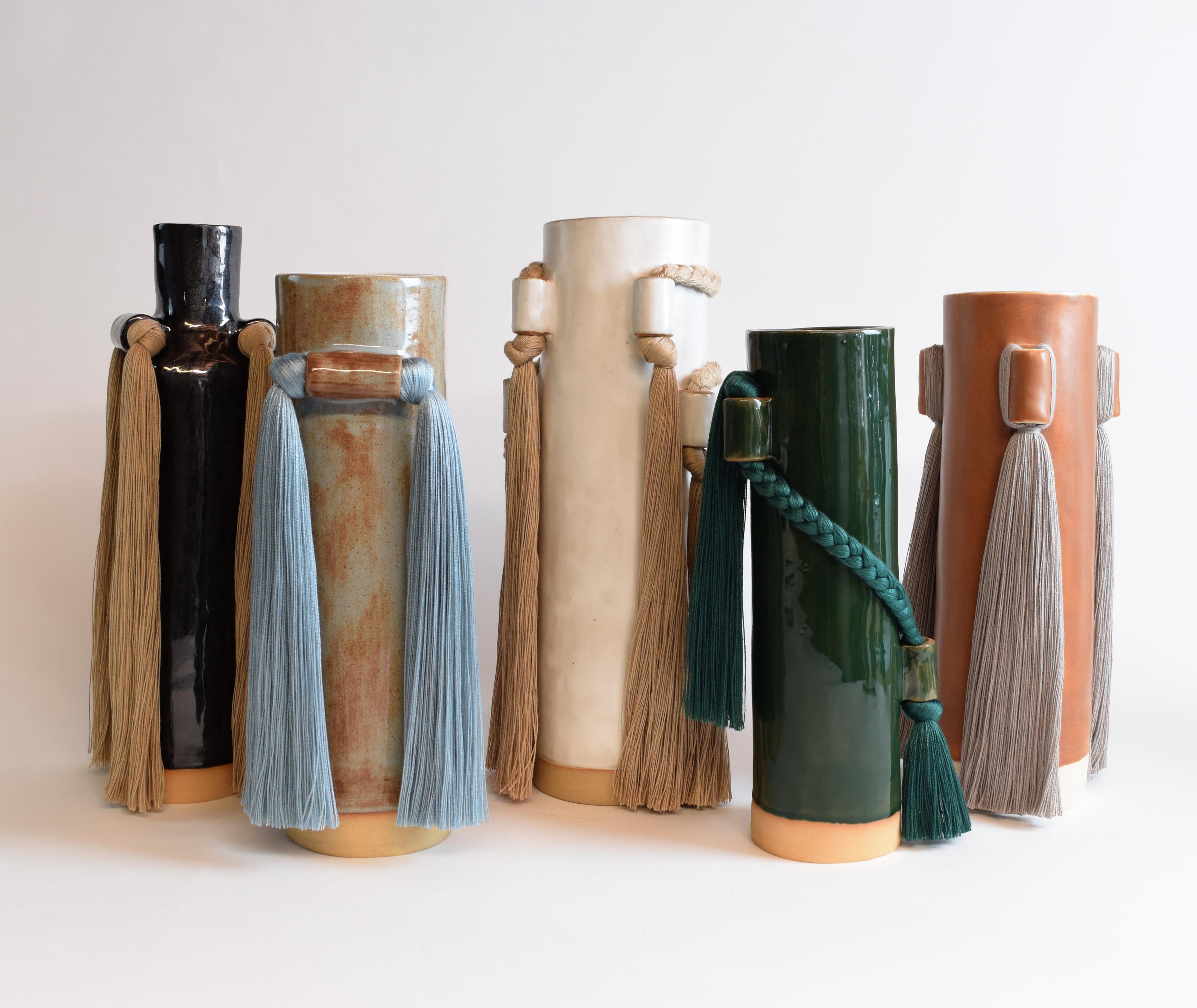 XXIe siècle et contemporain Vase en céramique fait à la main #695 en vert foncé avec tresse et frange en tencel vert en vente