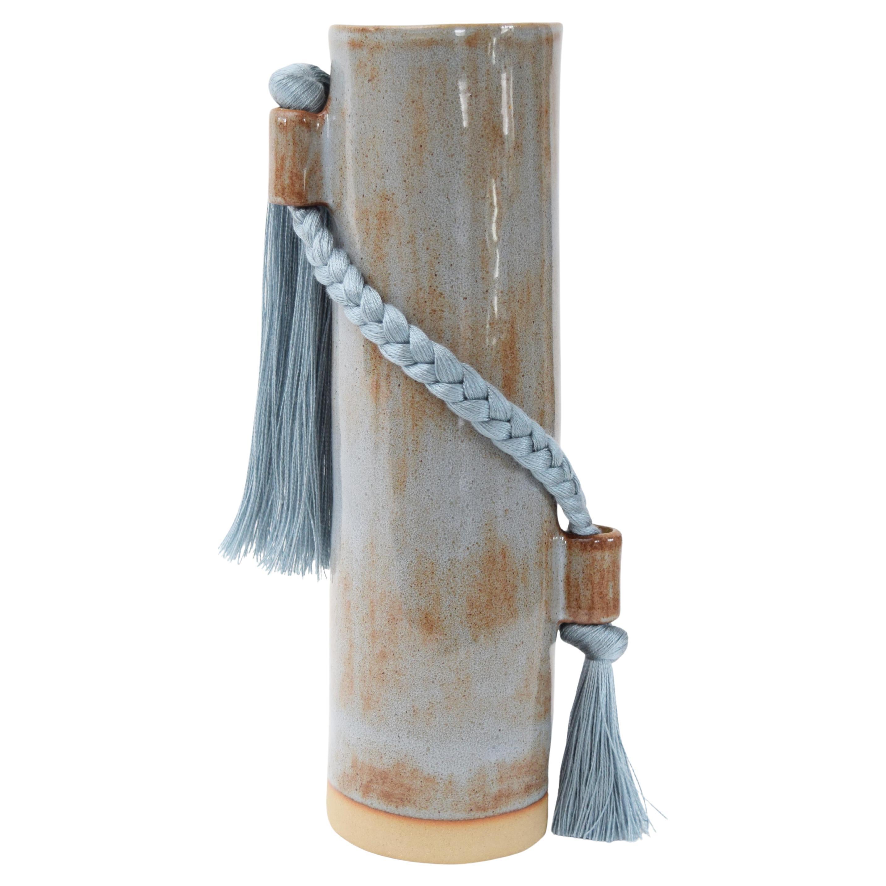 Vase en céramique fait à la main n° 695 en bleu clair avec tresse et frange en tencel bleu