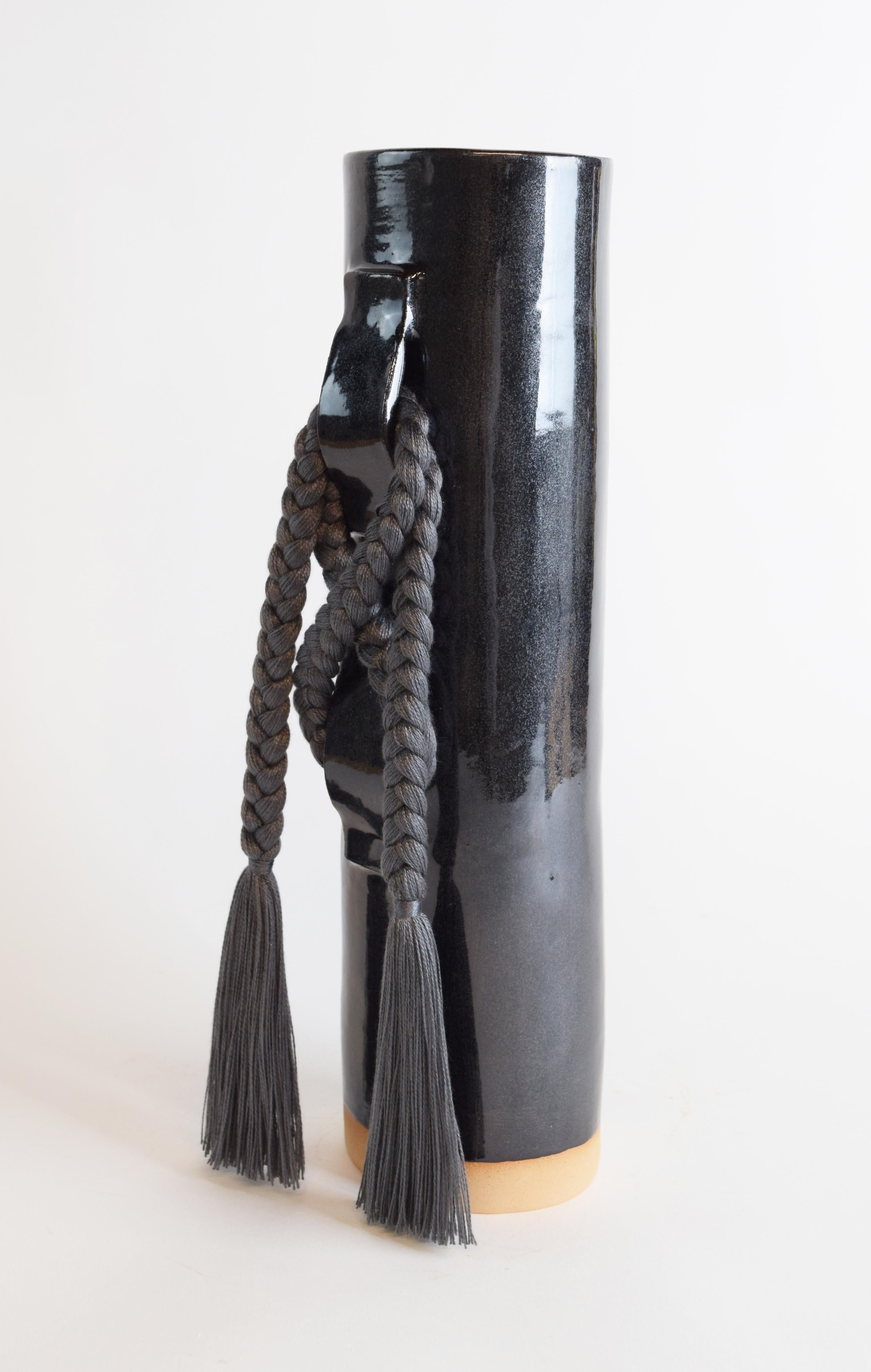 Vaso #696 di Karen Gayle Tinney

Caratterizzato da un grande nodo gestuale, questo vaso si ispira ai dettagli intrecciati delle sculture da parete uniche di Karen.

Gres modellato a mano con smalto nero. Dettagli a treccia in tencel color carbone