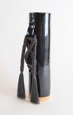 Vaso in ceramica fatto a mano #696 in nero con treccia e frangia in tencel carbone