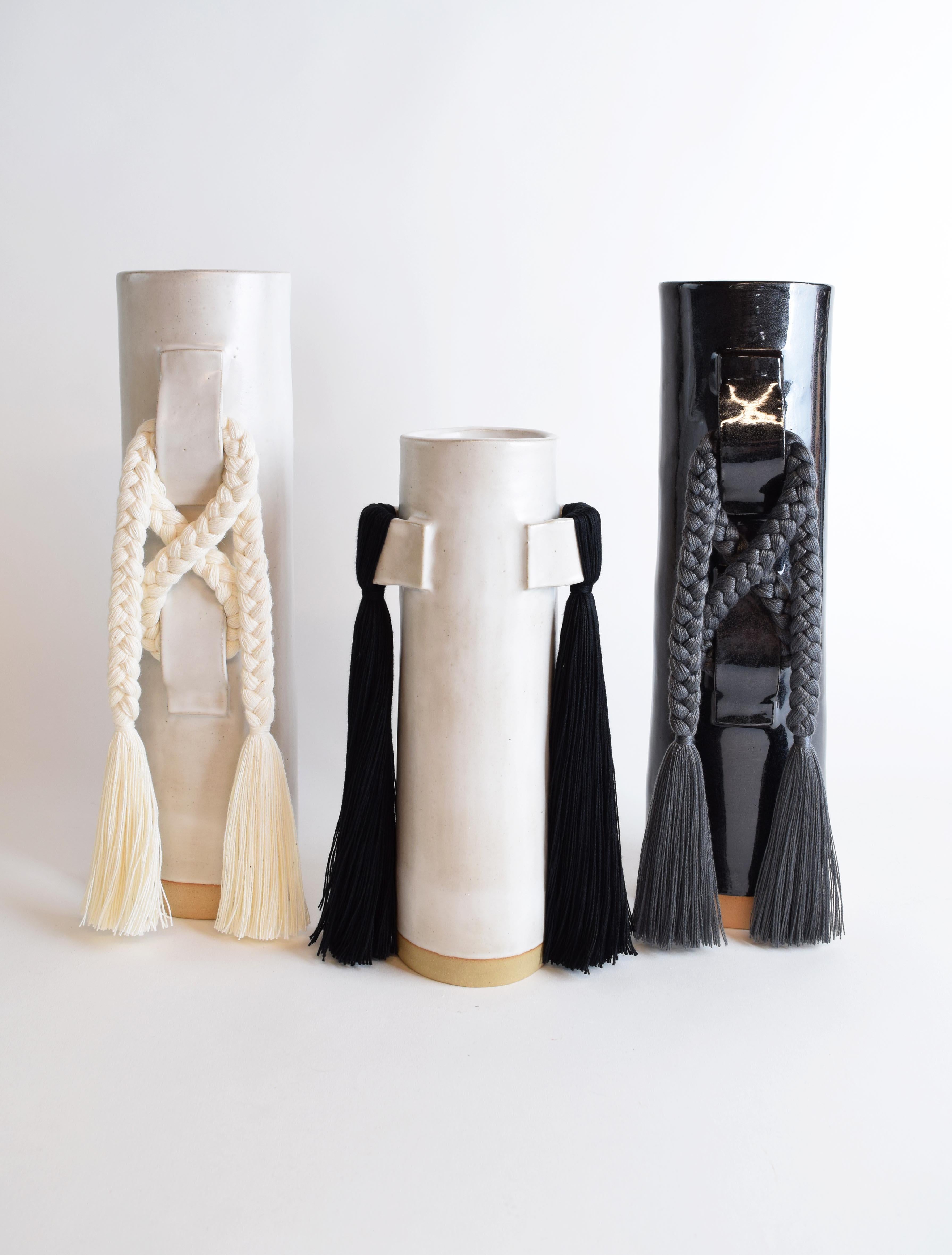 XXI secolo e contemporaneo Vaso in ceramica fatto a mano #696 in nero con treccia e frangia in tencel carbone in vendita
