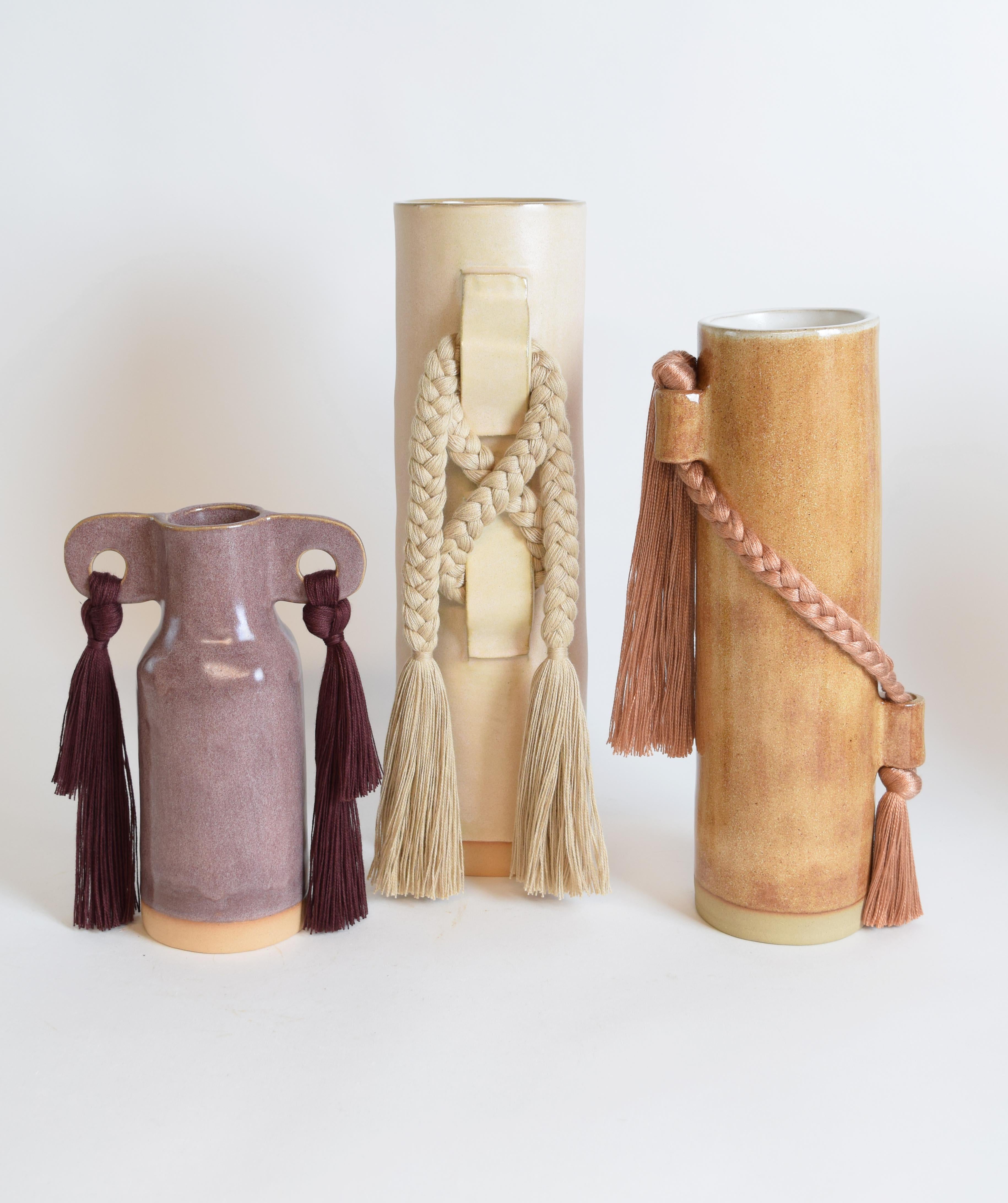 Fait main Vase en céramique fait à la main #696 en satin brun clair avec tressage et frange en coton brun clair en vente