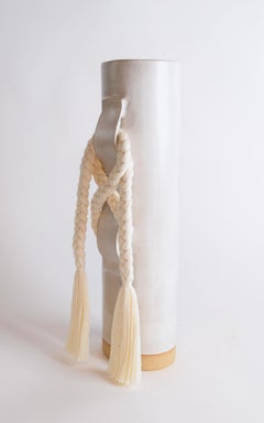 Vase en céramique fait à la main #696 en blanc satiné avec tressage et frange en coton blanc