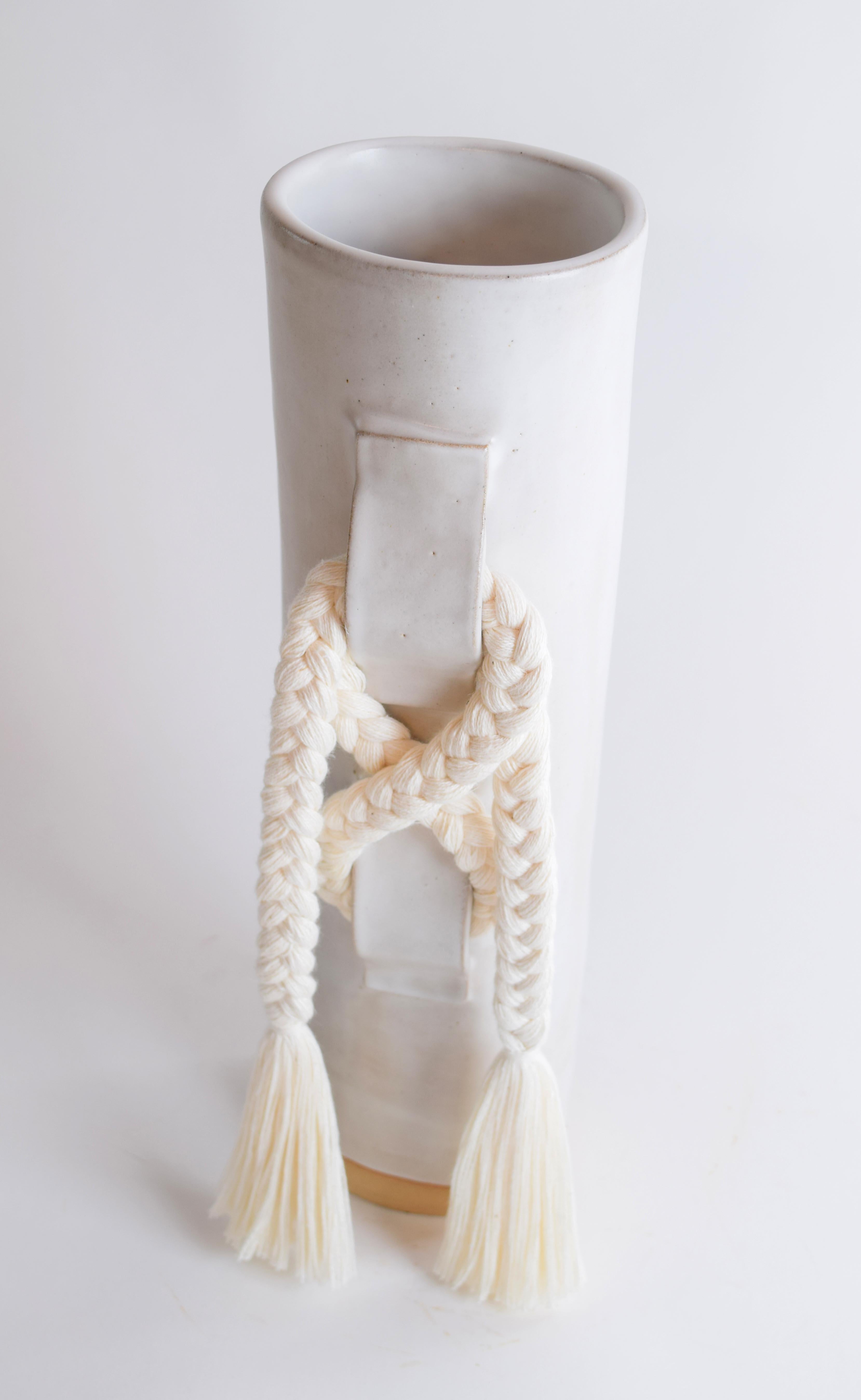 Organico moderno Vaso in ceramica fatto a mano #696 in bianco satinato con treccia e frangia in cotone bianco in vendita