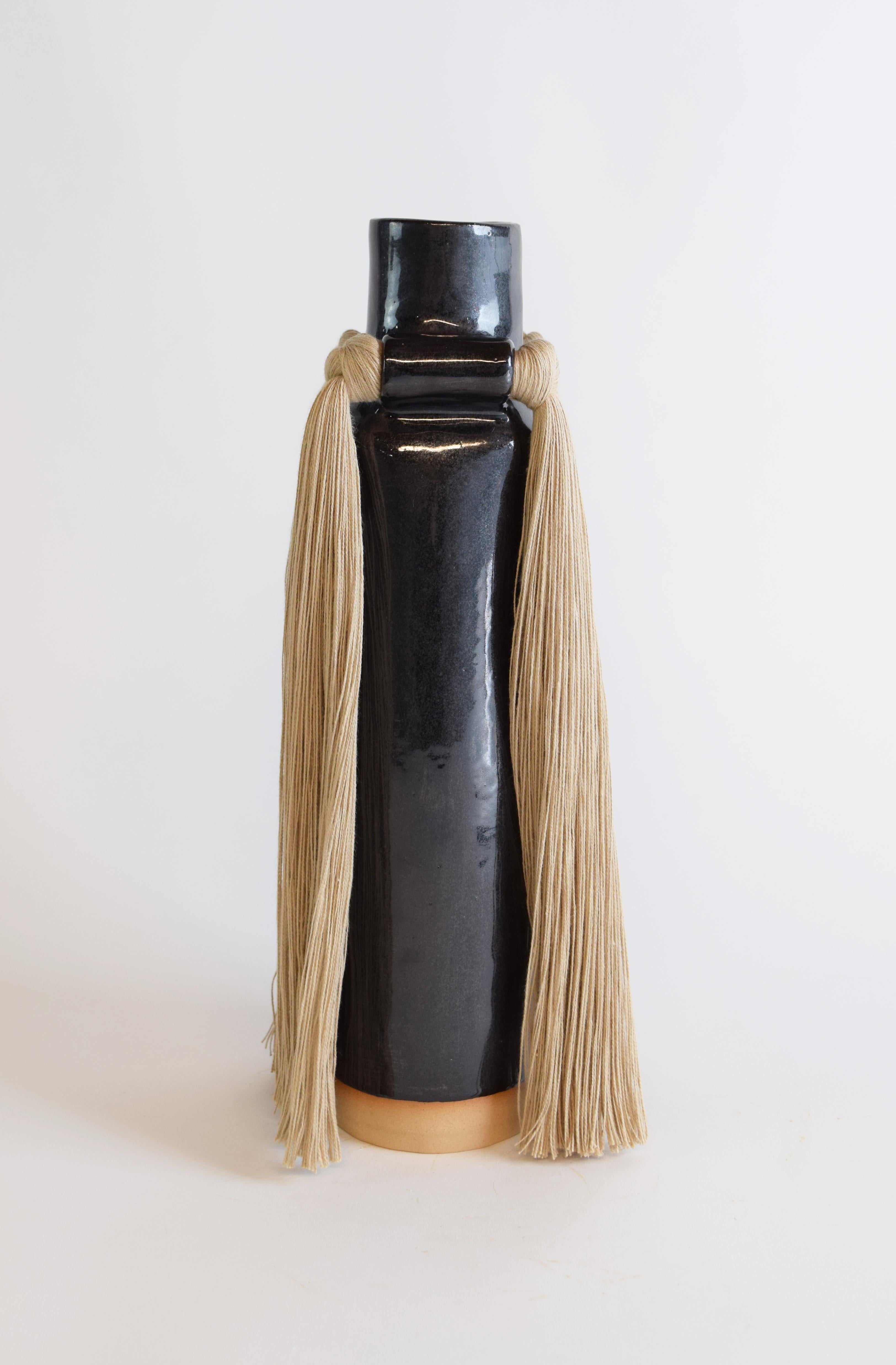 Organique Vase en céramique fait à la main #703 à glaçure noire avec franges en coton beige en vente