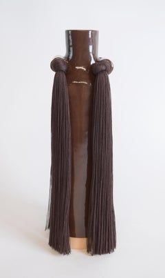 Jarrón de cerámica hecho a mano nº 703 en esmalte marrón con detalle de flecos de algodón marrón oscuro