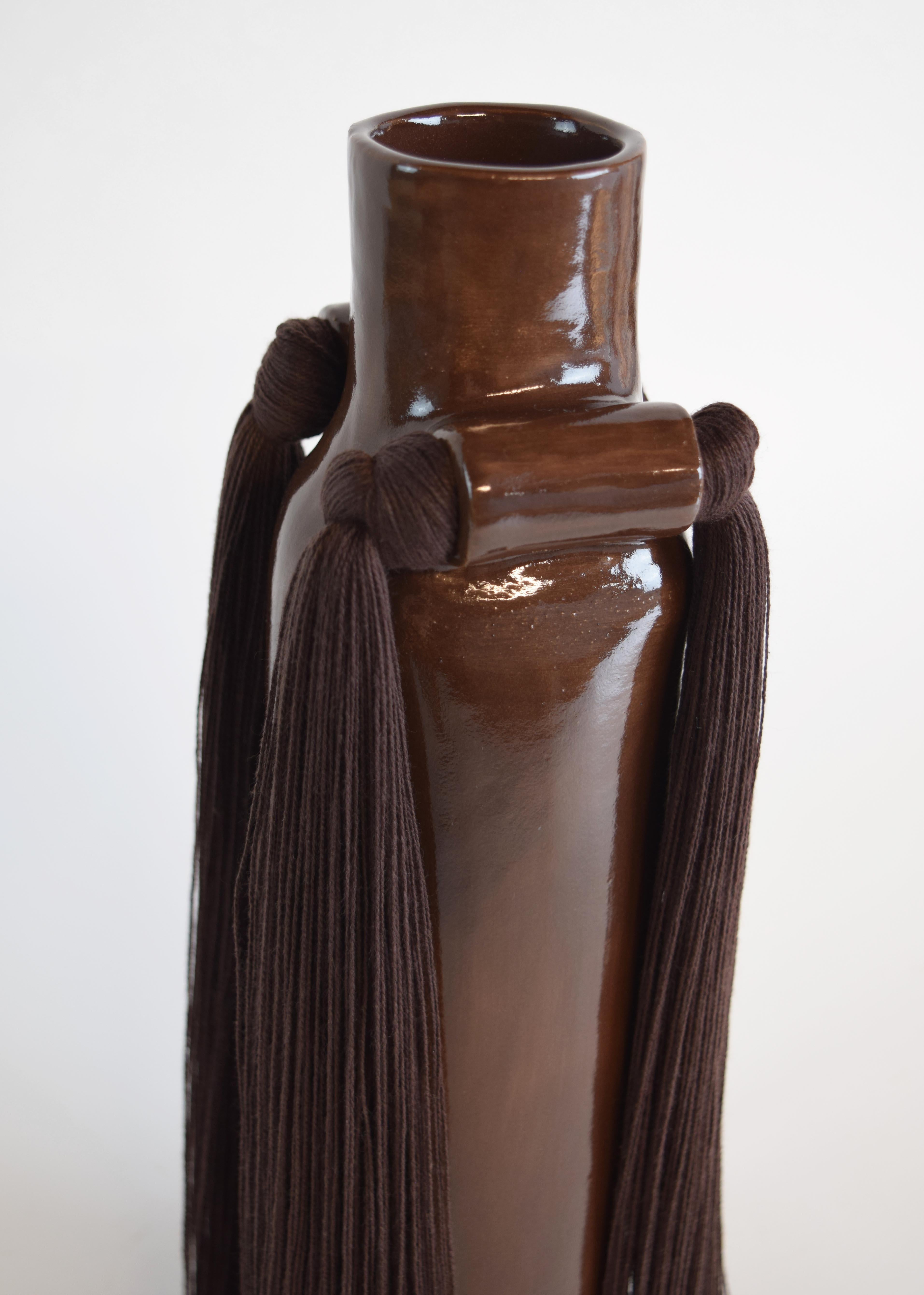 Organique Vase en céramique fait main #703 en glaçure Brown avec frange de coton brun foncé en vente
