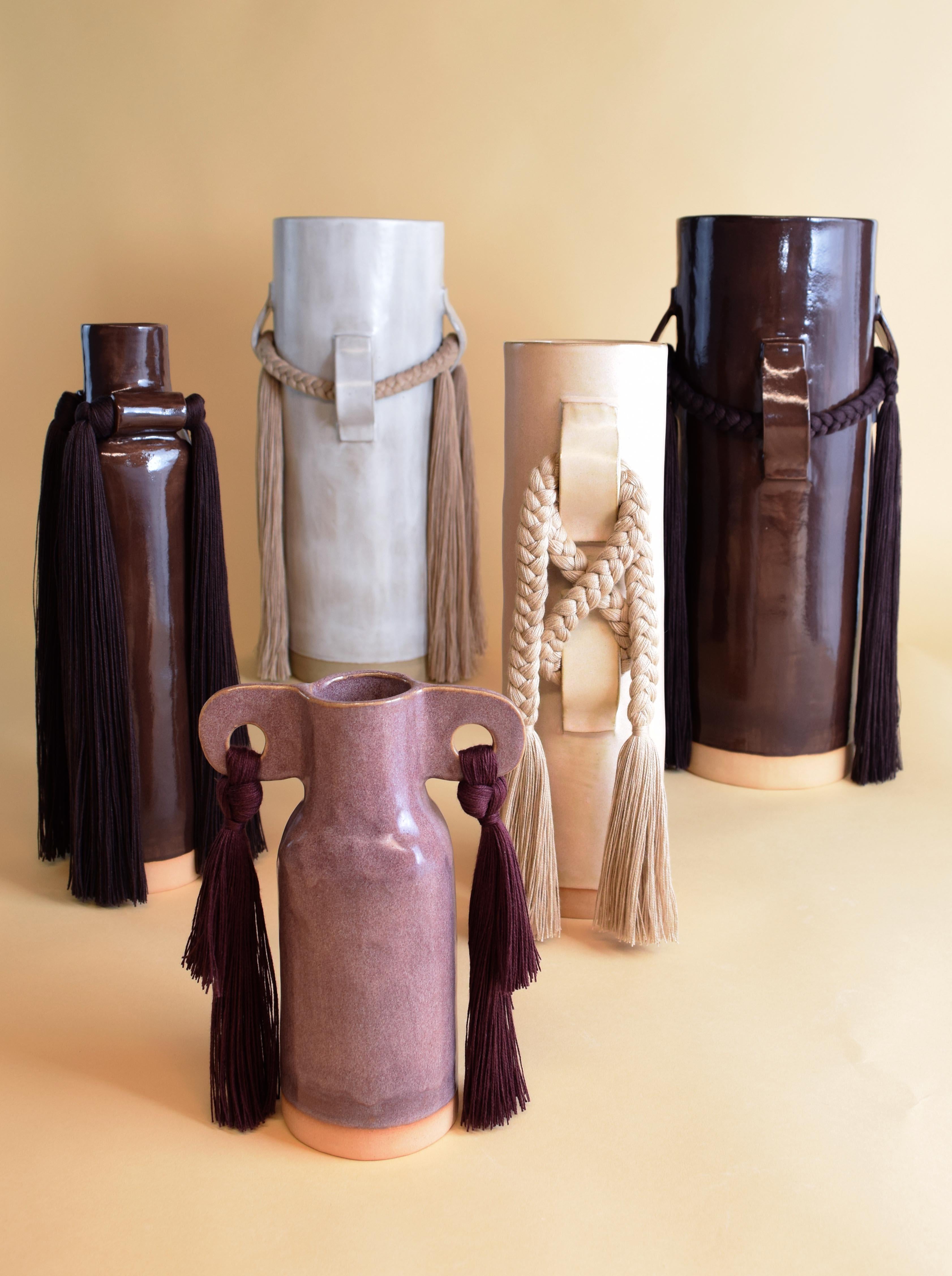 Céramique Vase en céramique fait main #703 en glaçure Brown avec frange de coton brun foncé en vente