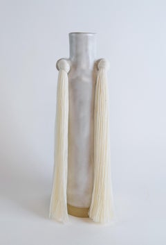 Vaso in ceramica fatto a mano #703 con smalto bianco satinato e frangia in cotone bianco