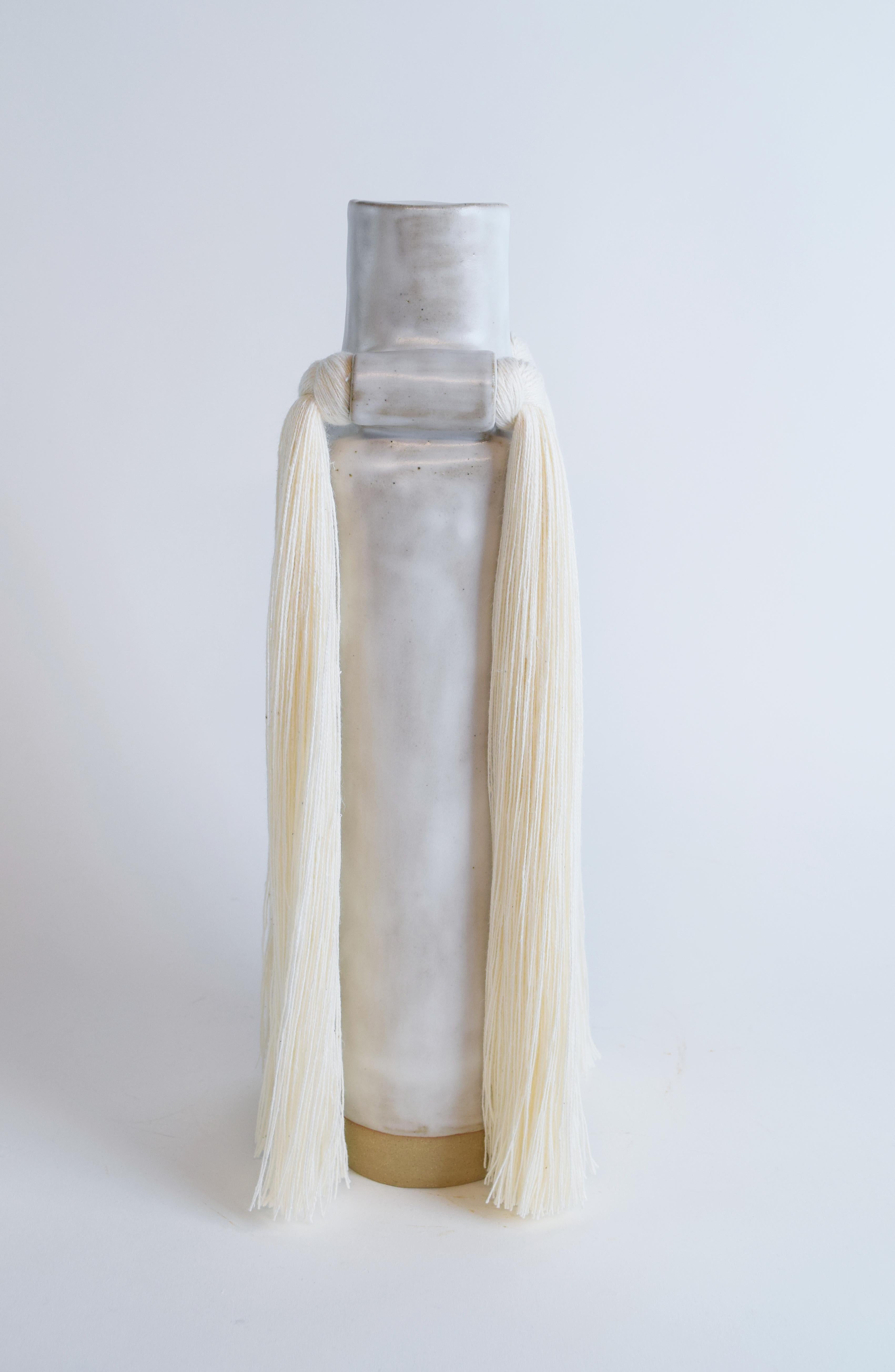 Organique Vase en céramique fait à la main #703 à glaçure blanche satinée avec frange en coton blanc en vente