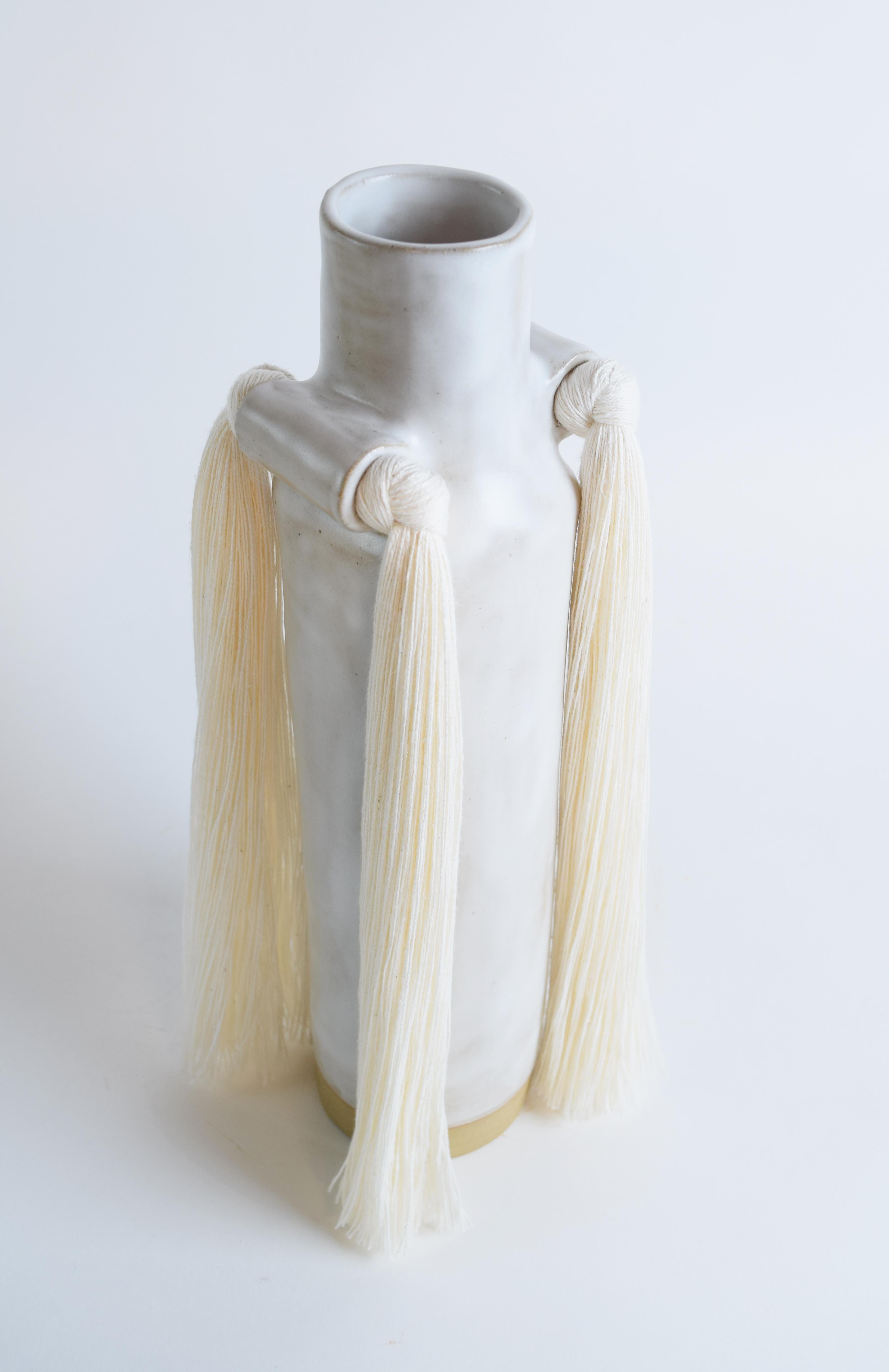Américain Vase en céramique fait à la main #703 à glaçure blanche satinée avec frange en coton blanc en vente