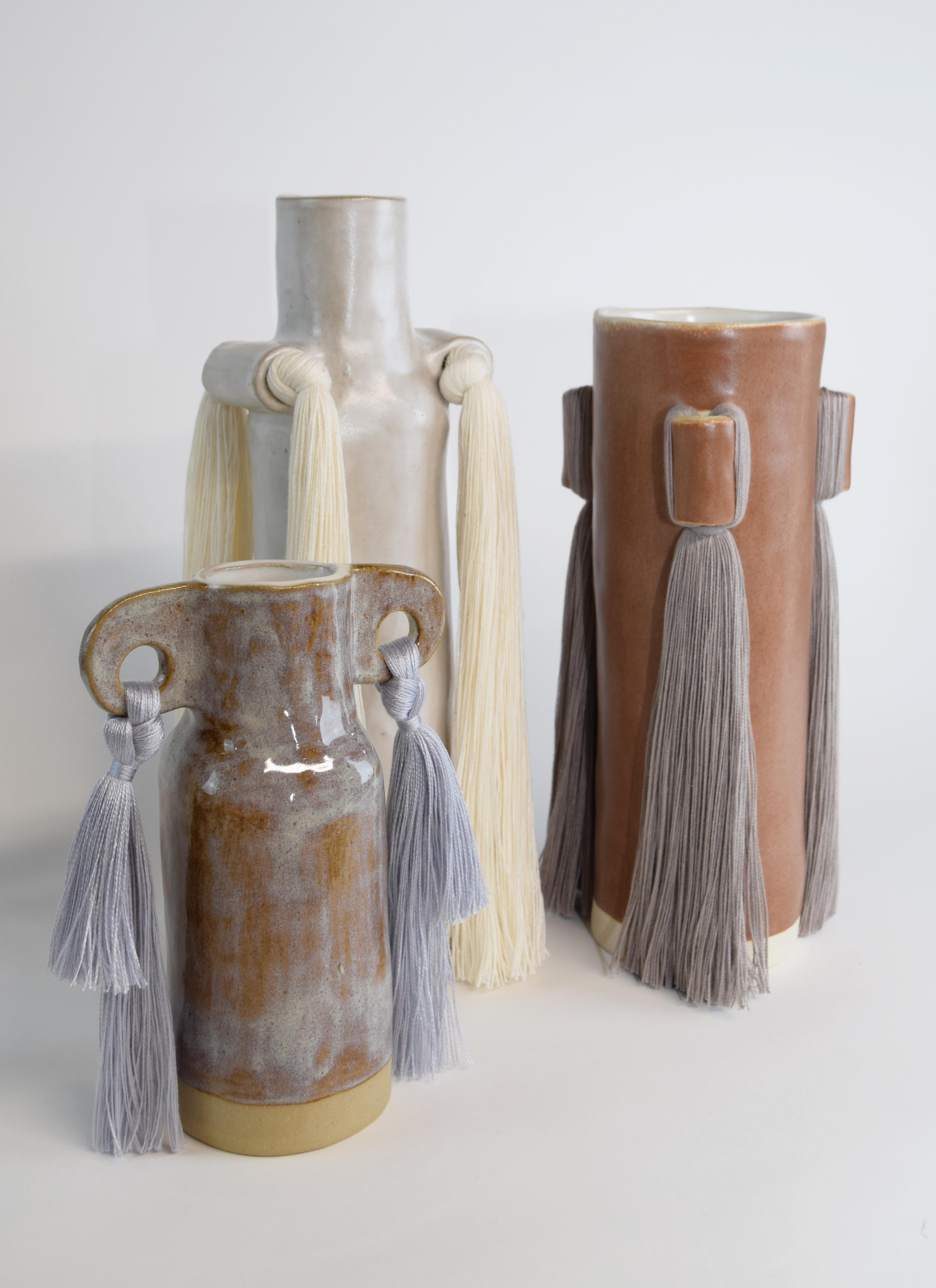Handgefertigte Keramikvase #703 aus Satin mit weißer Glasur und weißen Baumwollfransen im Angebot 1