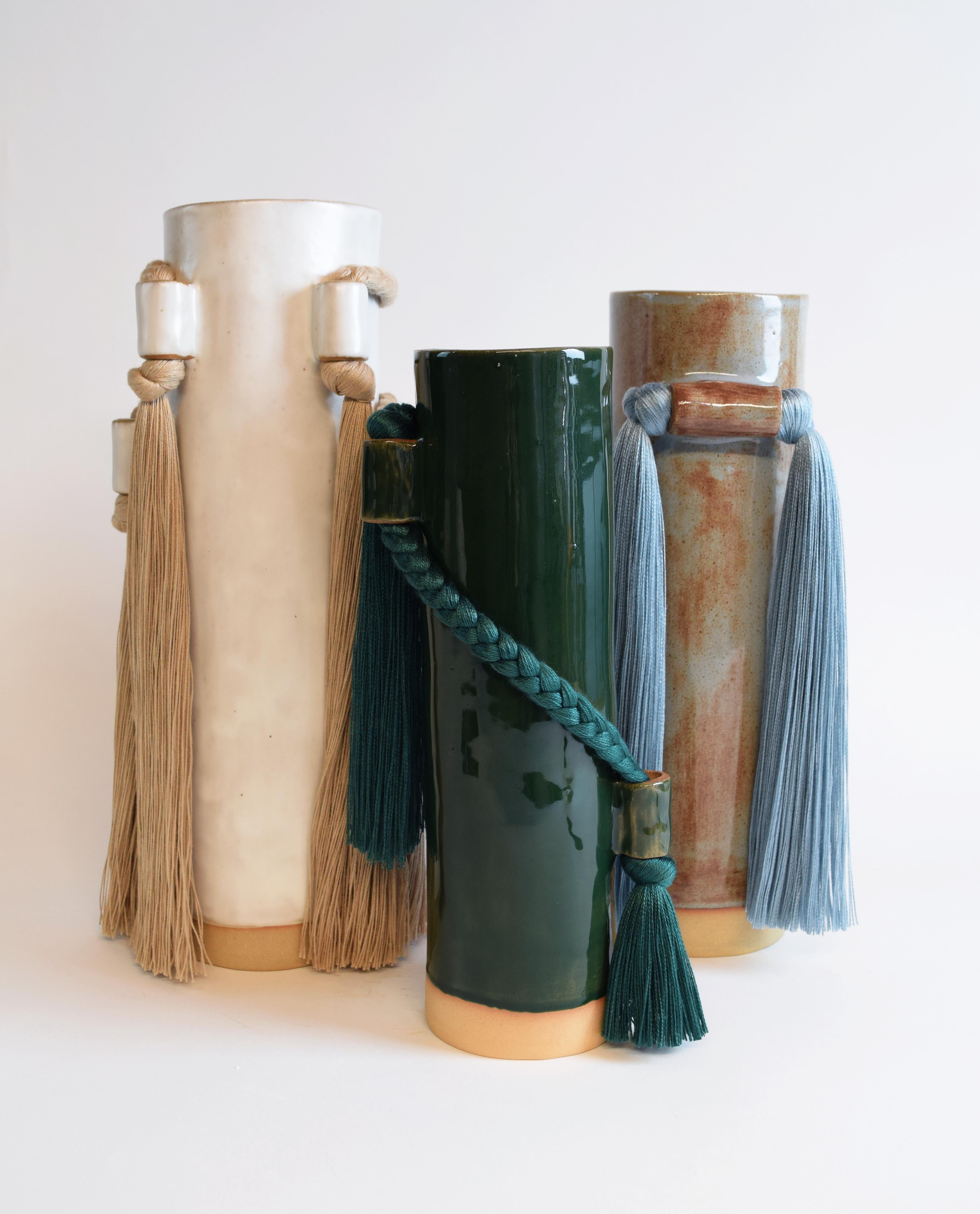 XXIe siècle et contemporain Vase en céramique fait à la main n°735 blanc avec détails tressés et franges en coton brun clair en vente