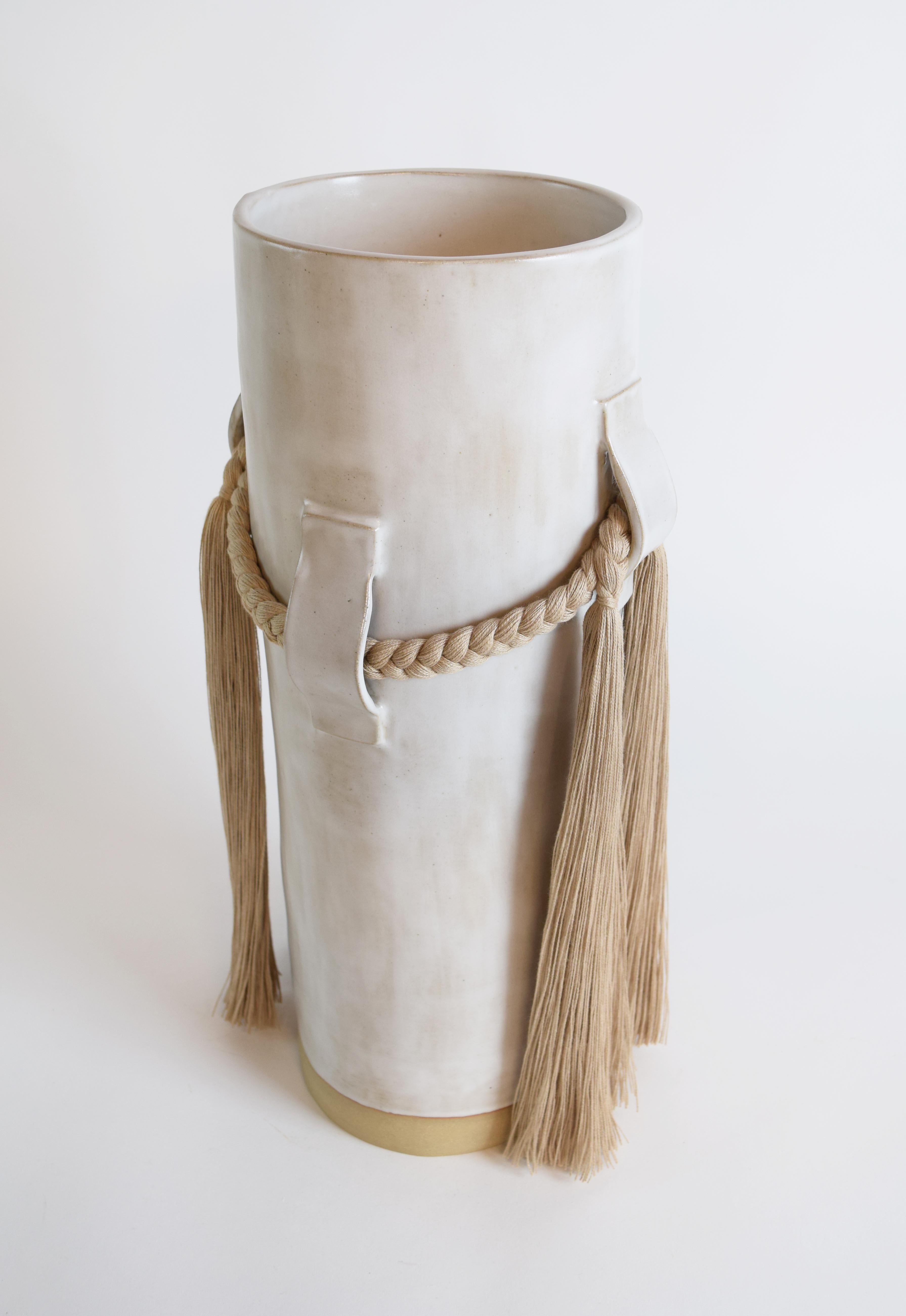 Organique Vase en céramique fait à la main #800 à glaçure blanche satinée avec détails tressés en coton brun clair en vente