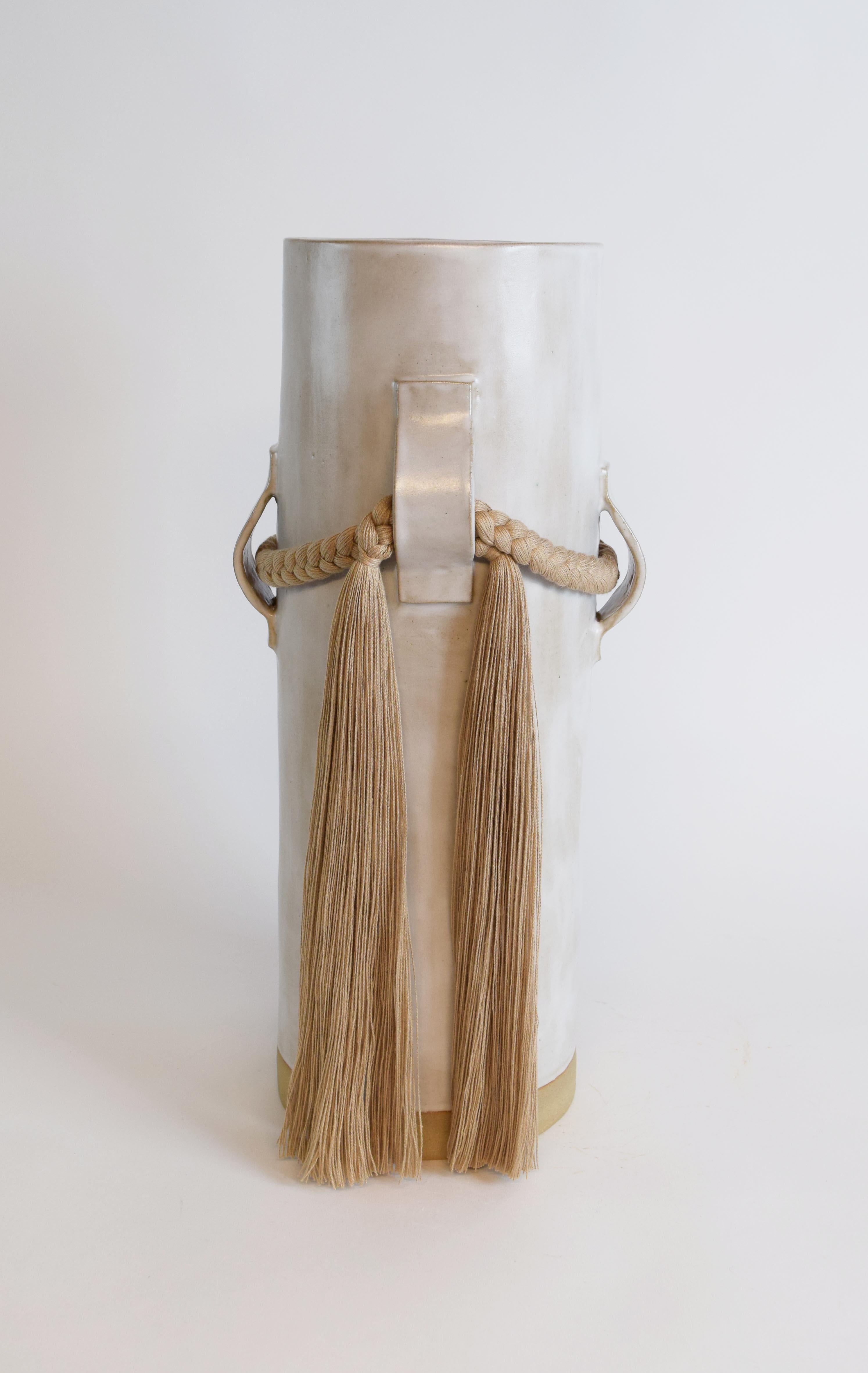 Américain Vase en céramique fait à la main #800 à glaçure blanche satinée avec détails tressés en coton brun clair en vente