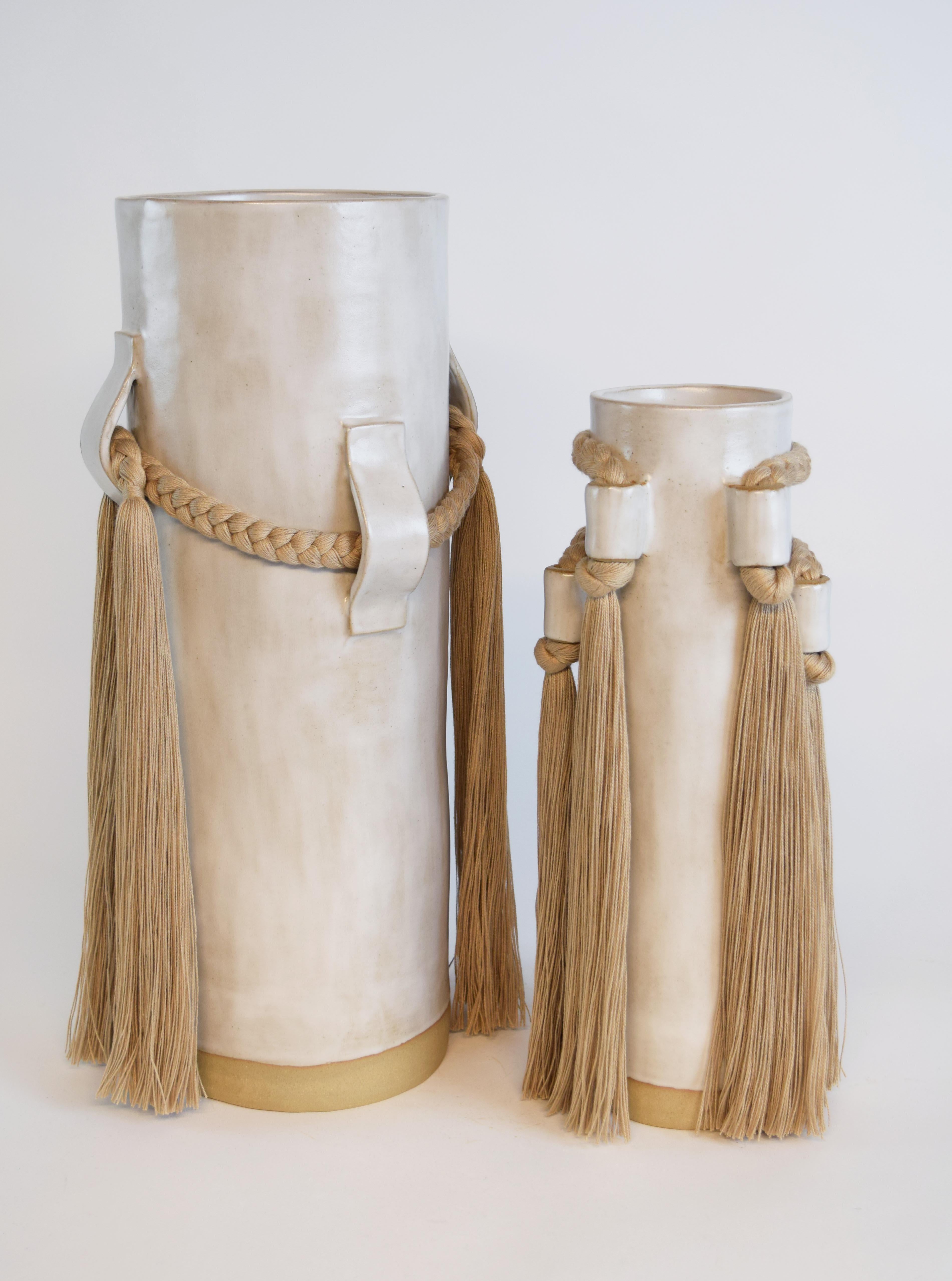 Vase en céramique fait à la main #800 à glaçure blanche satinée avec détails tressés en coton brun clair Neuf - En vente à Proctorsville, VT