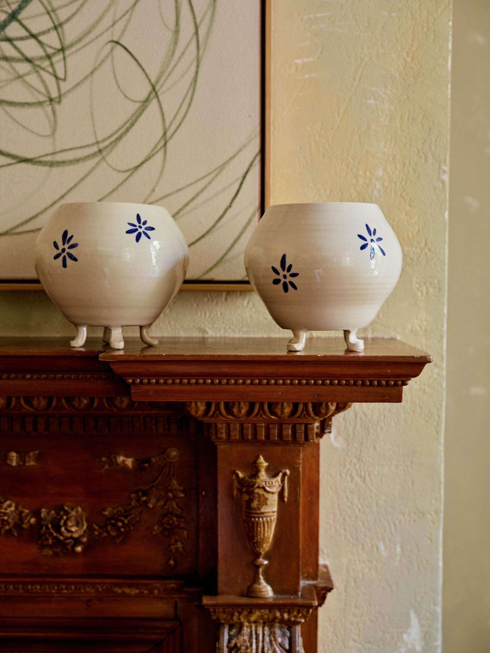 Spagnolo Vaso in ceramica fatto a mano con disegno di fiori dipinti in vendita