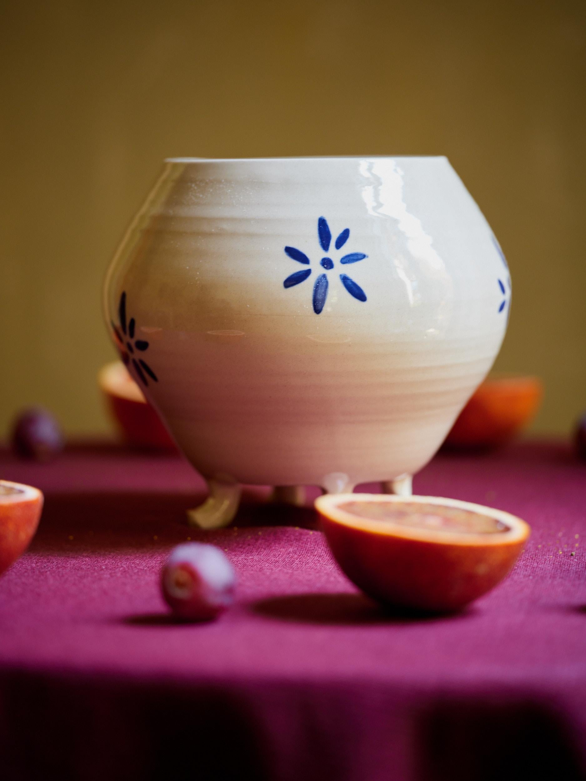 XXI secolo e contemporaneo Vaso in ceramica fatto a mano con disegno di fiori dipinti in vendita