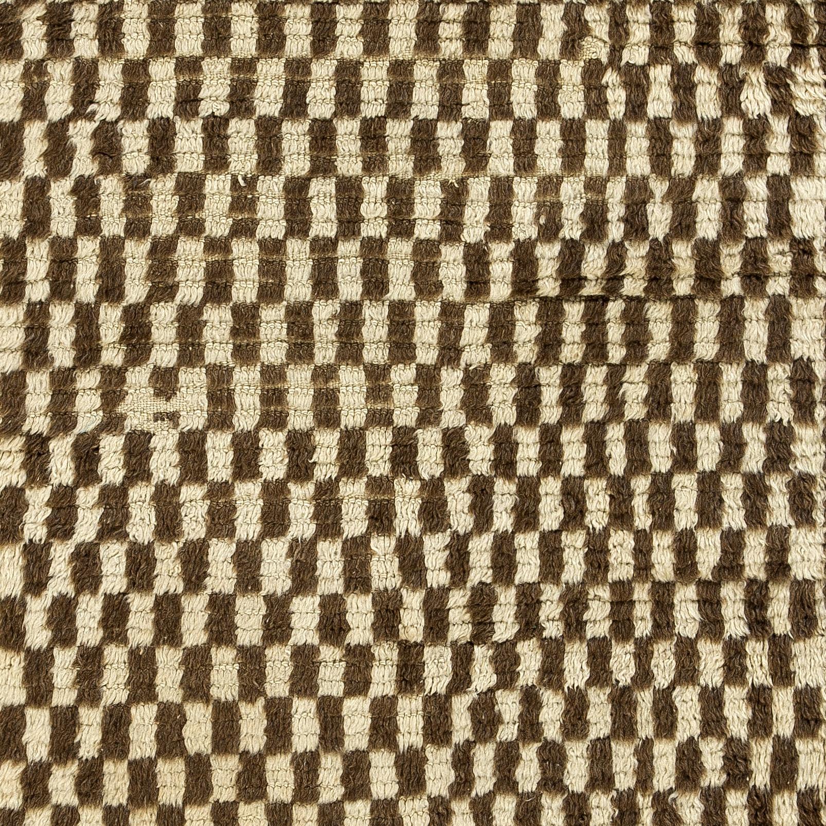 Transforma tu espacio con el discreto lujo de nuestra alfombra Tulu de estilo marroquí anudada a mano, inspirada en los diseños ricos en patrimonio de las tribus Beni Ourain. Esta alfombra es una celebración de la artesanía y la tradición, hecha