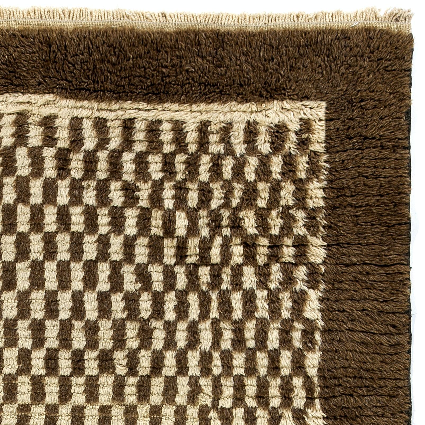 Alfombra Tulu a cuadros hecha a mano con lana beige y marrón. Opciones personalizadas disponibles Anudado a mano en venta