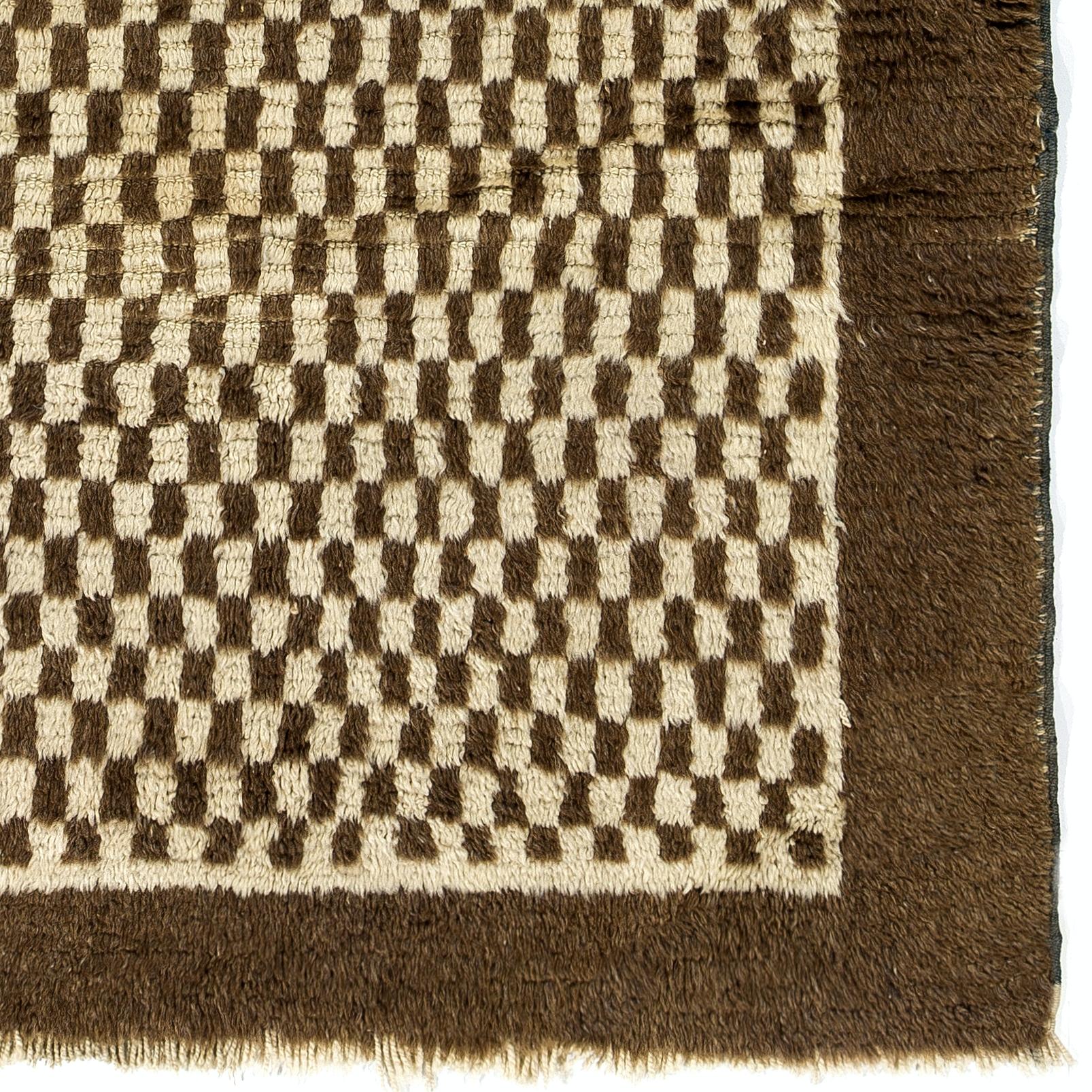 Alfombra Tulu a cuadros hecha a mano con lana beige y marrón. Opciones personalizadas disponibles en Nuevo estado para la venta en Spring Valley, NY