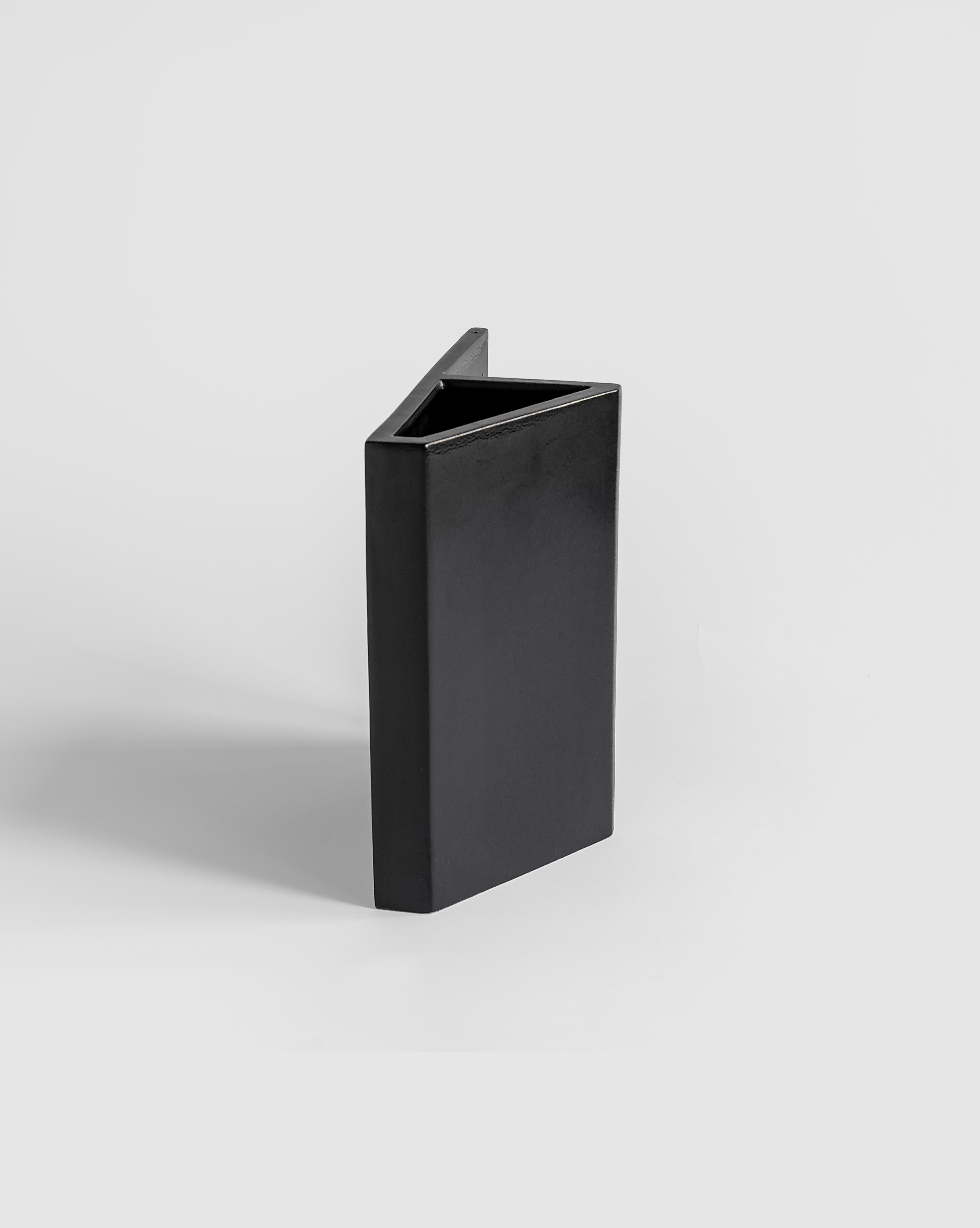 Handgefertigte schwarze Keramikvase, Schach inspiriert, Italien, Modell „Ritter“ von Sara Khamisi (Minimalistisch) im Angebot