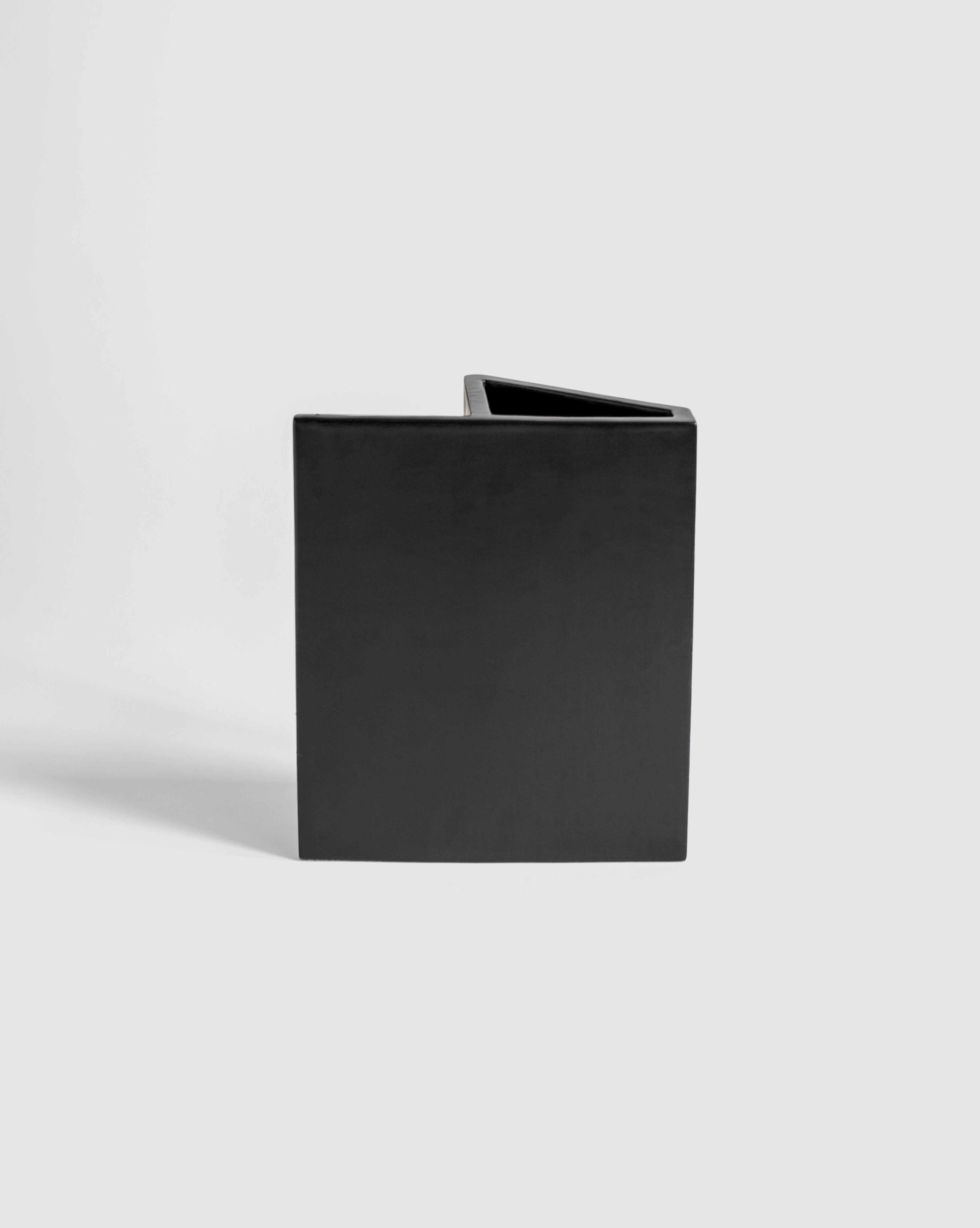Handgefertigte schwarze Keramikvase, Schach inspiriert, Italien, Modell „Ritter“ von Sara Khamisi (Italienisch) im Angebot