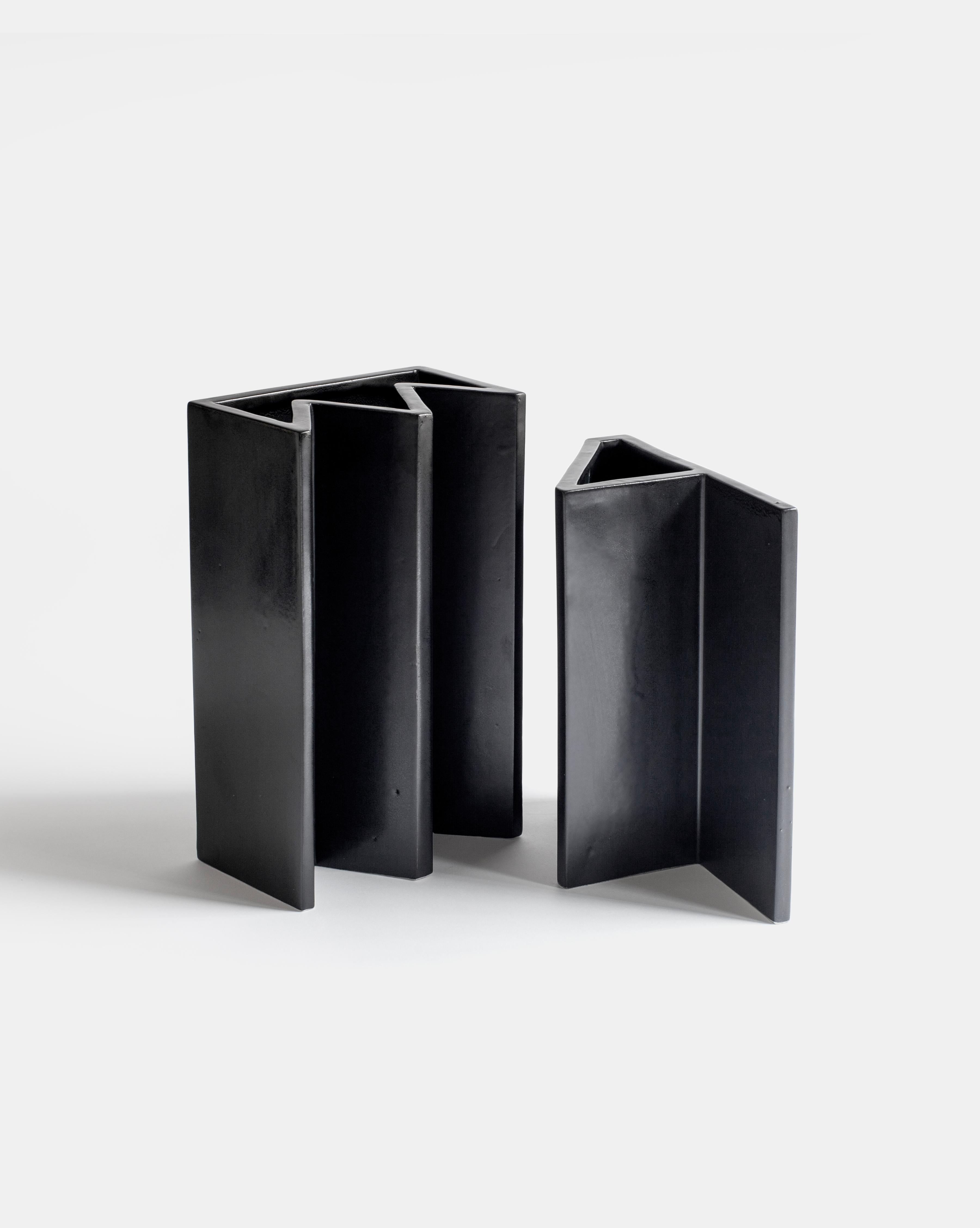 Handgefertigte schwarze Keramikvase, Schach inspiriert, Italien, Modell „Ritter“ von Sara Khamisi (Gegossen) im Angebot