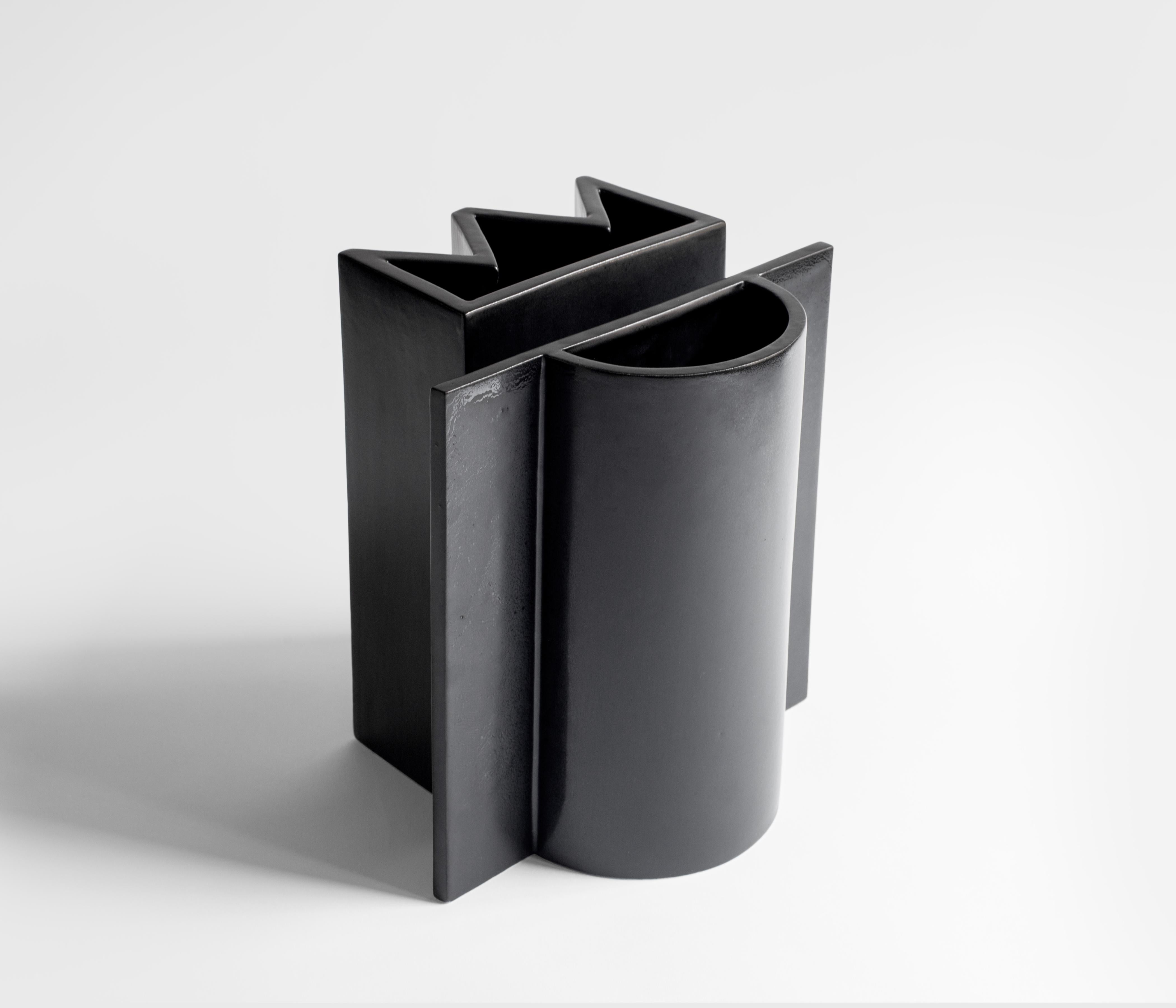 Vase „King“ Handgefertigte schwarze Keramik, Schach inspirierte Kollektion Italien Sara Khamisi im Angebot 4