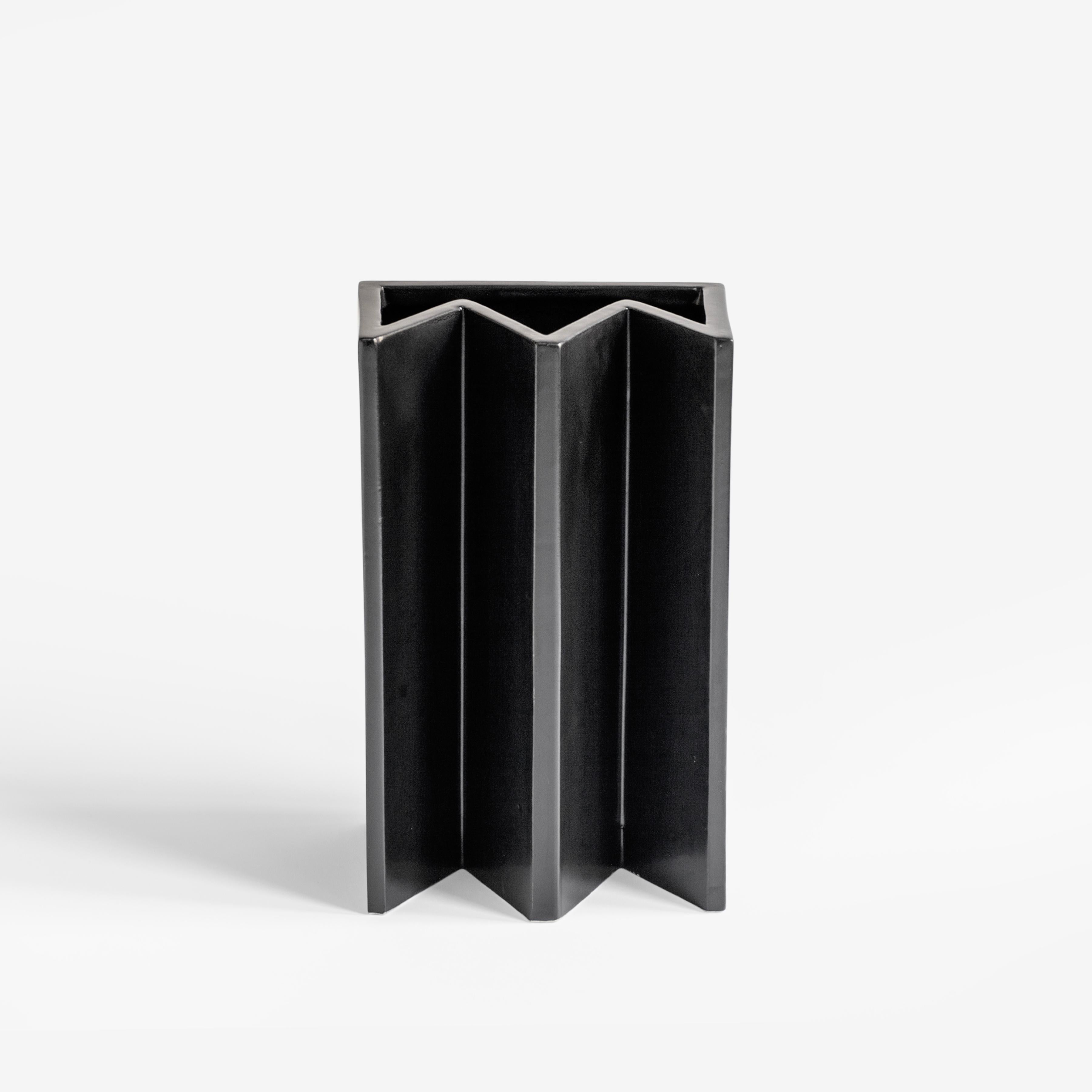 Die minimalistische und verspielte Vase aus gegossener Keramik mit matter schwarzer Glasur wird in Mailand handgefertigt.
Als Teil der von der Künstlerin Sara Khamisi entworfenen Kollektion 