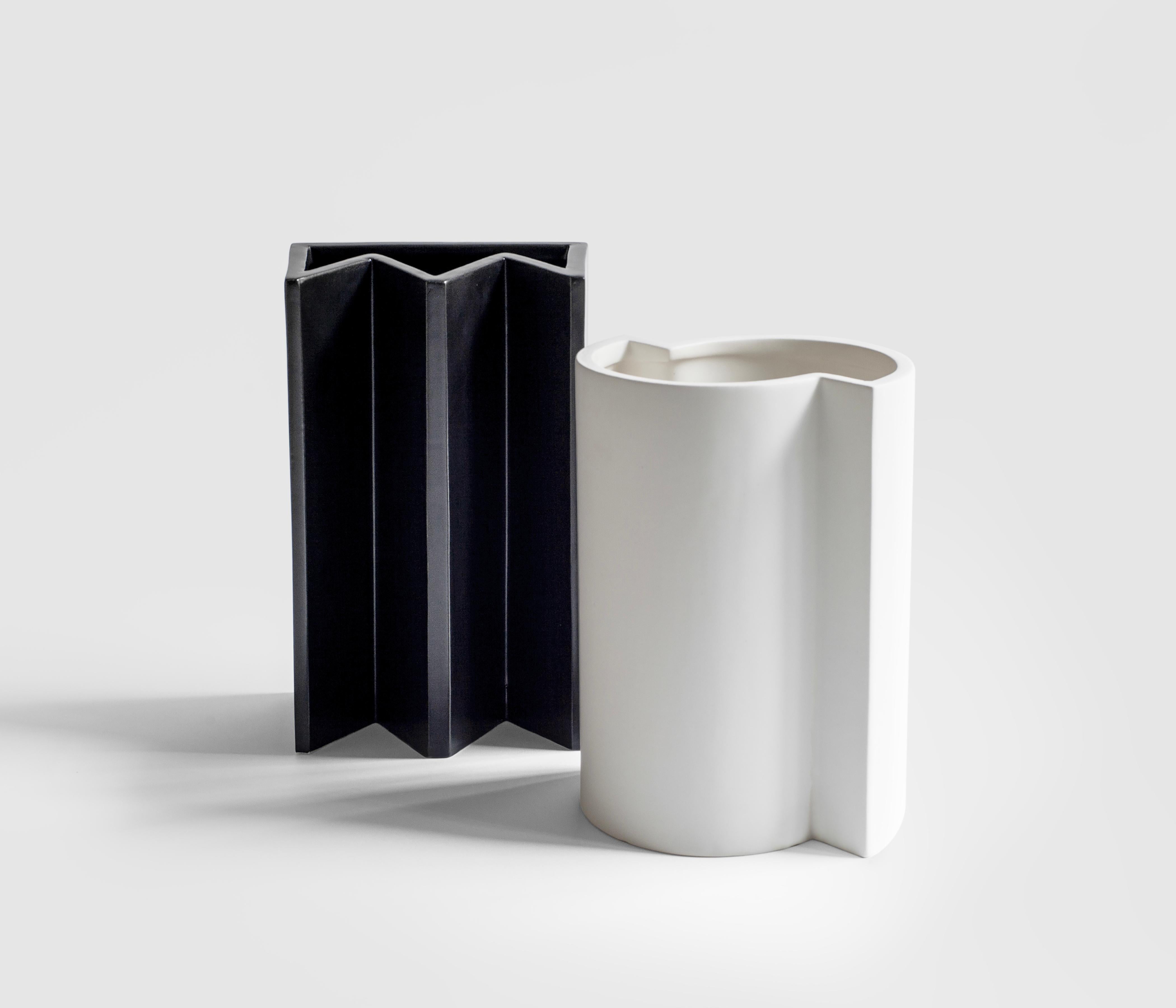 Vase „King“ Handgefertigte schwarze Keramik, Schach inspirierte Kollektion Italien Sara Khamisi im Zustand „Neu“ im Angebot in Milano, IT