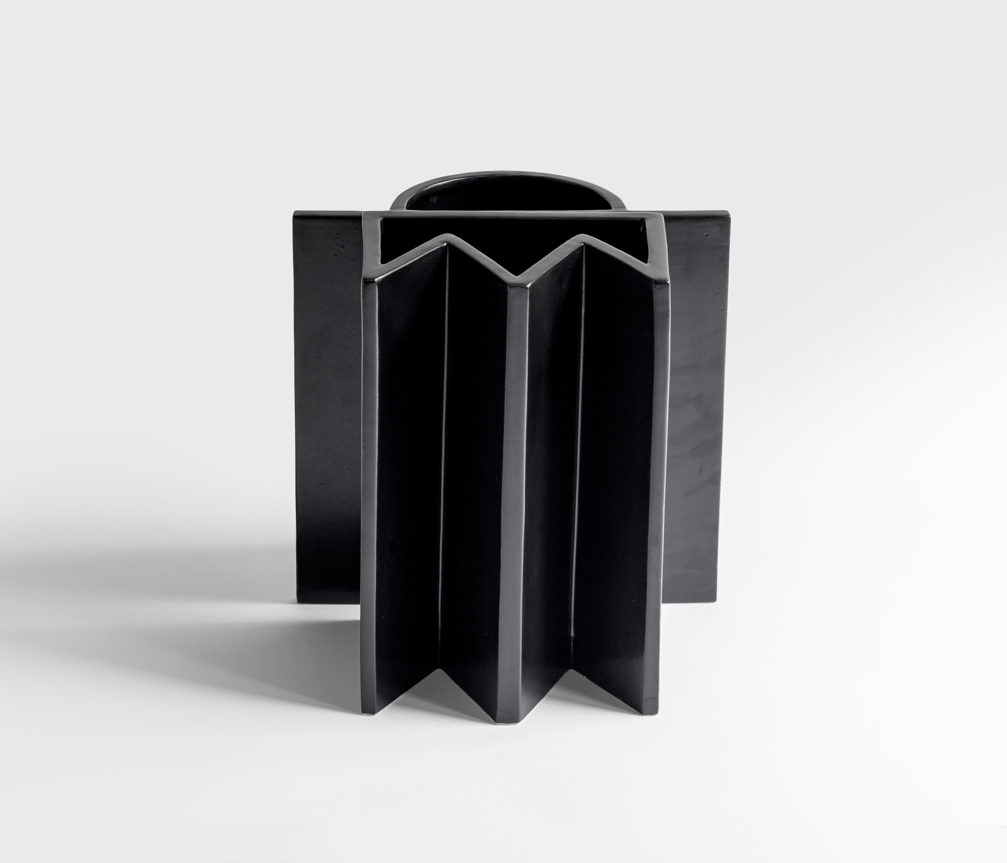 Vase „King“ Handgefertigte schwarze Keramik, Schach inspirierte Kollektion Italien Sara Khamisi im Angebot 2