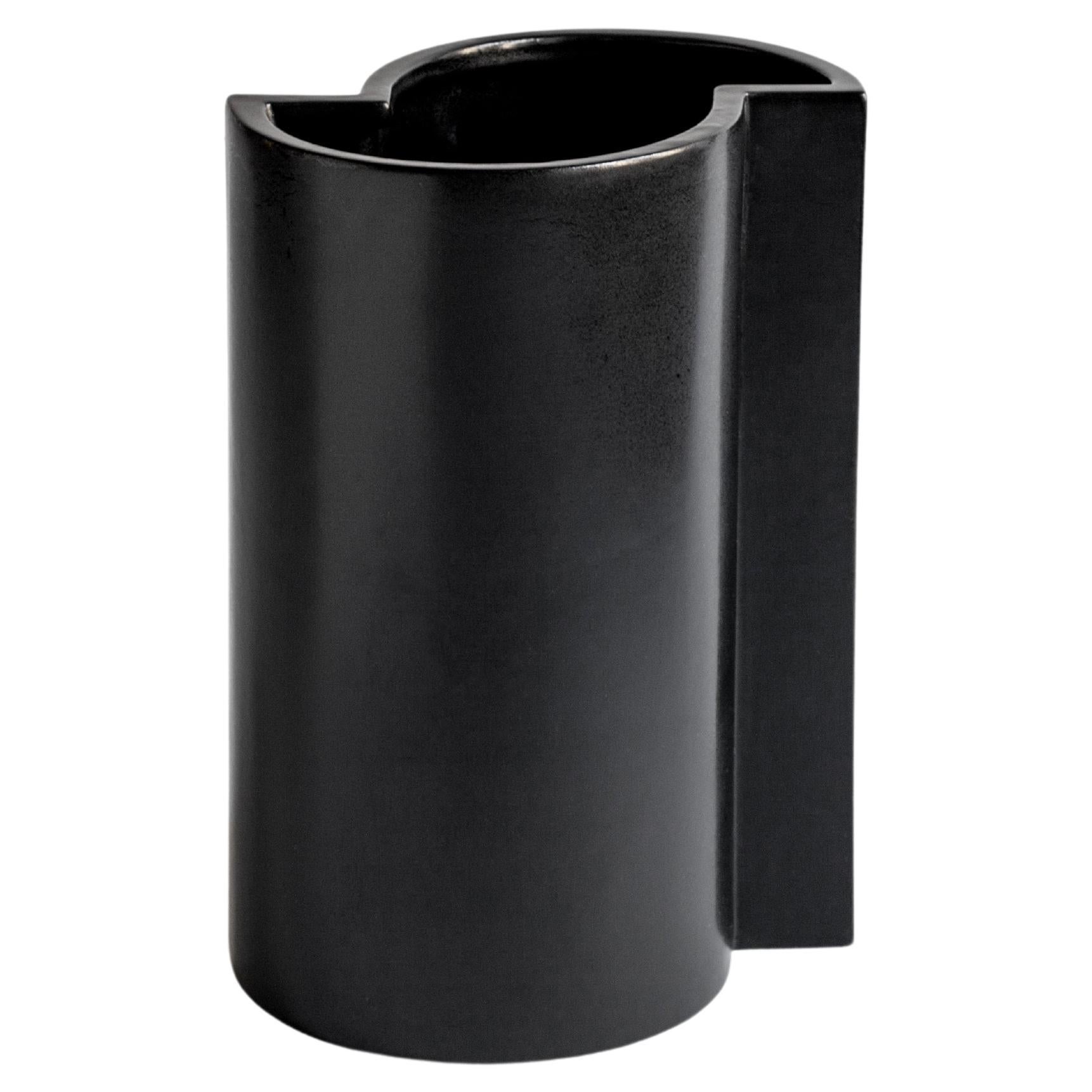 Vase en céramique inspiré d'une fée, fabriqué à la main, Italie, « BlackBishop » par Sara Khamisi