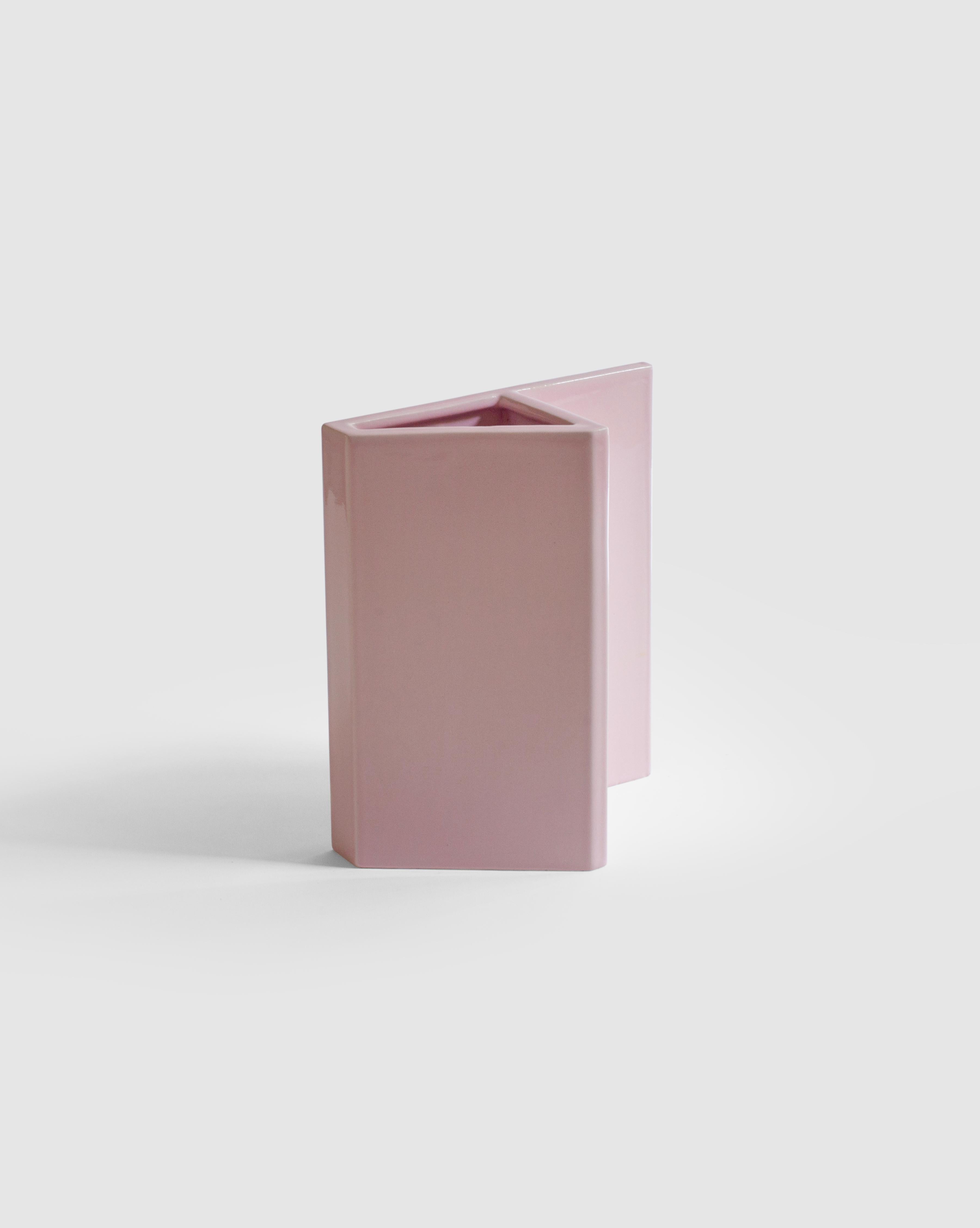 italien Vase en céramique inspiré d'une fée, fabriqué à la main, Italie, Pink Knight par Sara Khamisi en vente