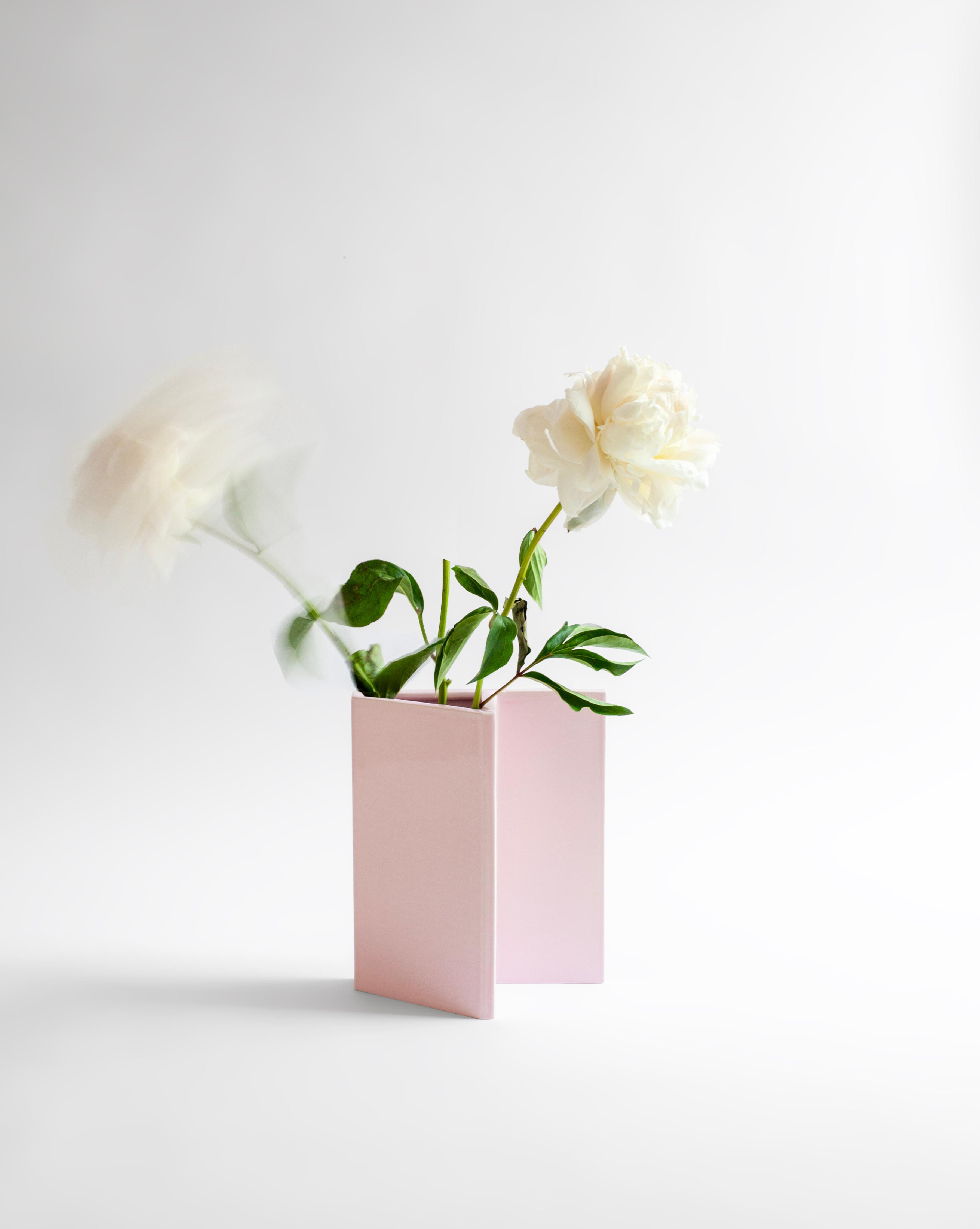 Moulage Vase en céramique inspiré d'une fée, fabriqué à la main, Italie, Pink Knight par Sara Khamisi en vente