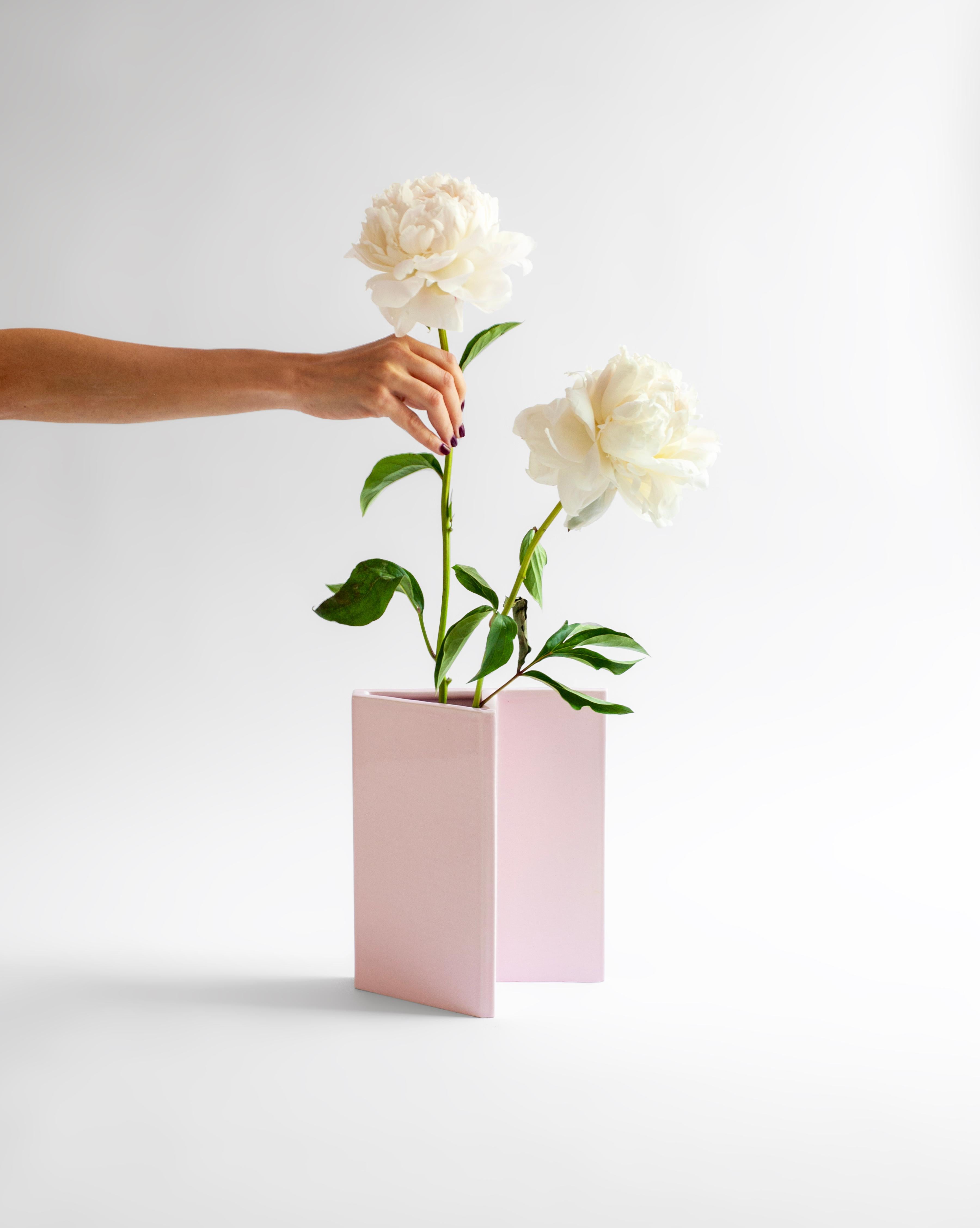 Vase en céramique inspiré d'une fée, fabriqué à la main, Italie, Pink Knight par Sara Khamisi Neuf - En vente à Milano, IT