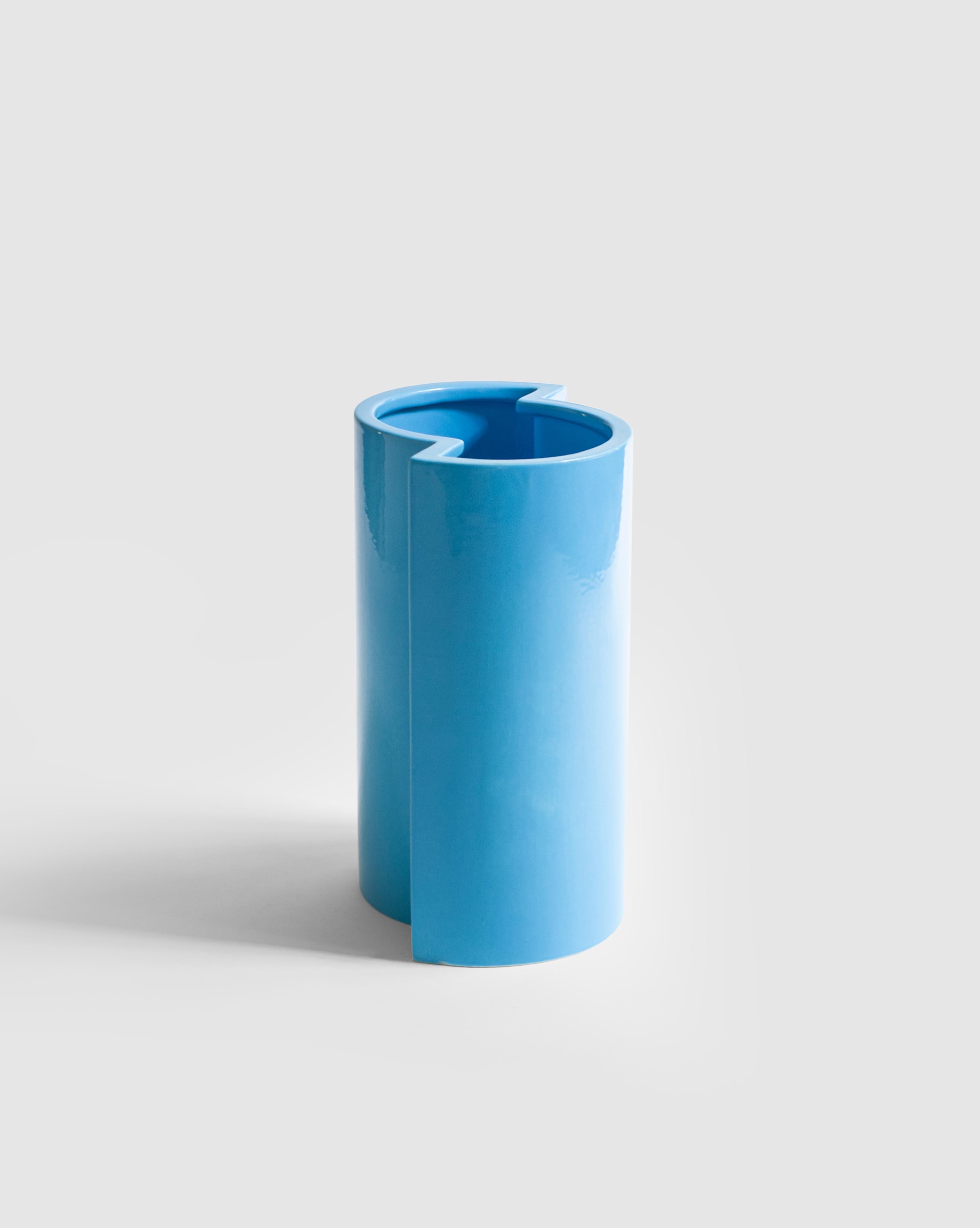 Moulage Vase en céramique inspiré des échecs, fait à la main, Italie, Blue Turquoise Bishop Sara Khamisi en vente
