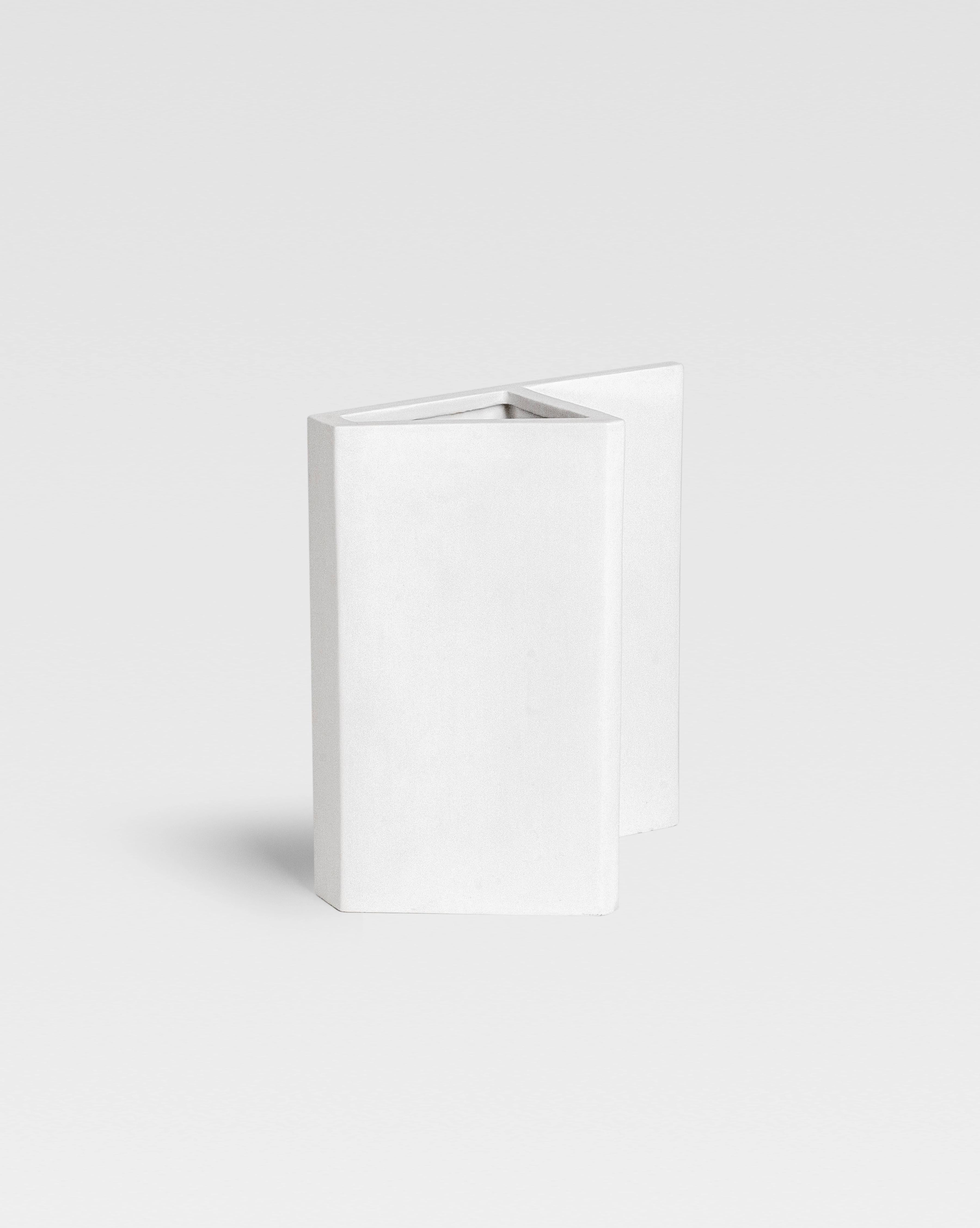 Moderne Vase en céramique inspiré d'une fée, fabriqué à la main, Italie, « Blanc Knight » par Sara Khamisi en vente