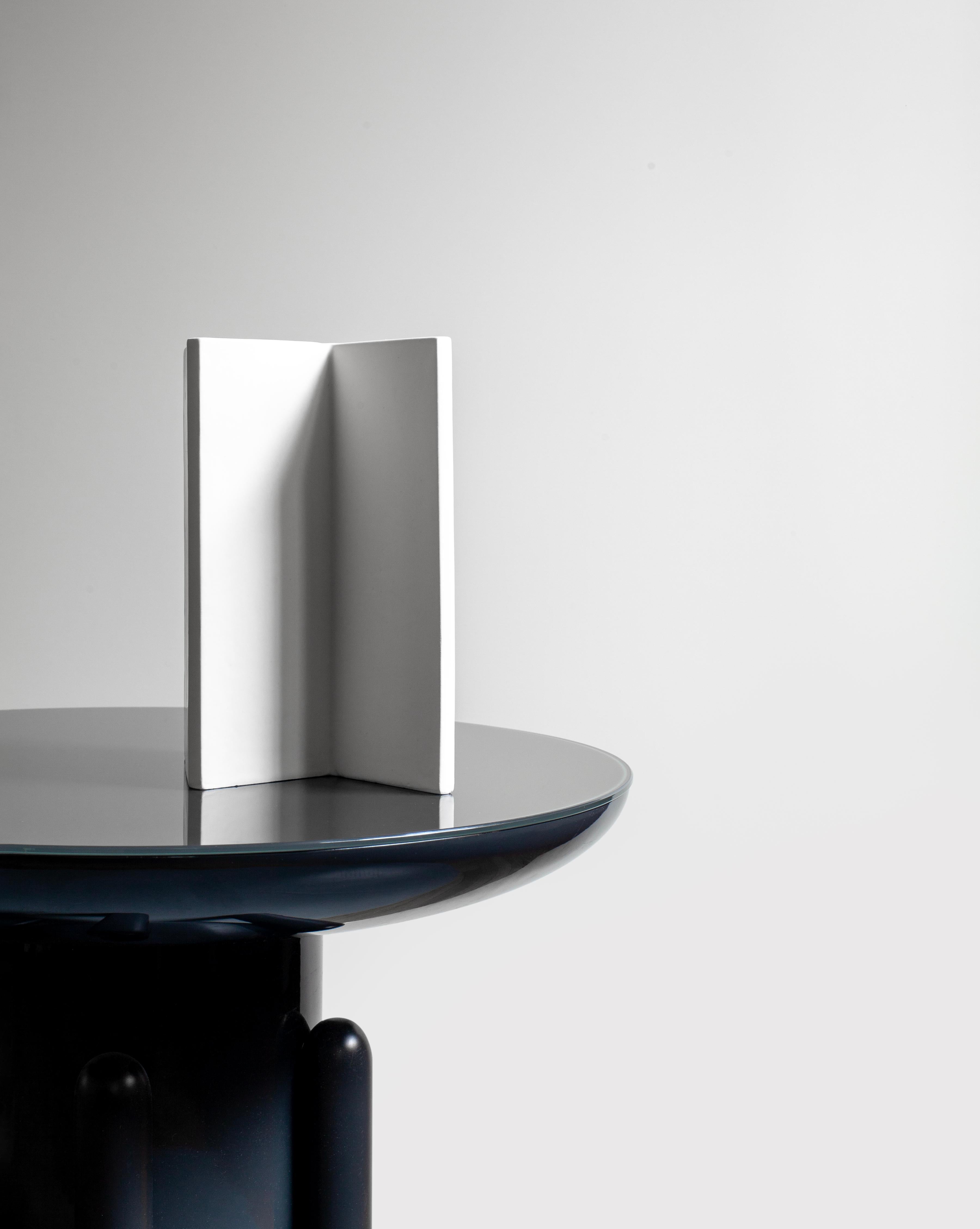 Vase en céramique inspiré d'une fée, fabriqué à la main, Italie, « Blanc Knight » par Sara Khamisi Neuf - En vente à Milano, IT