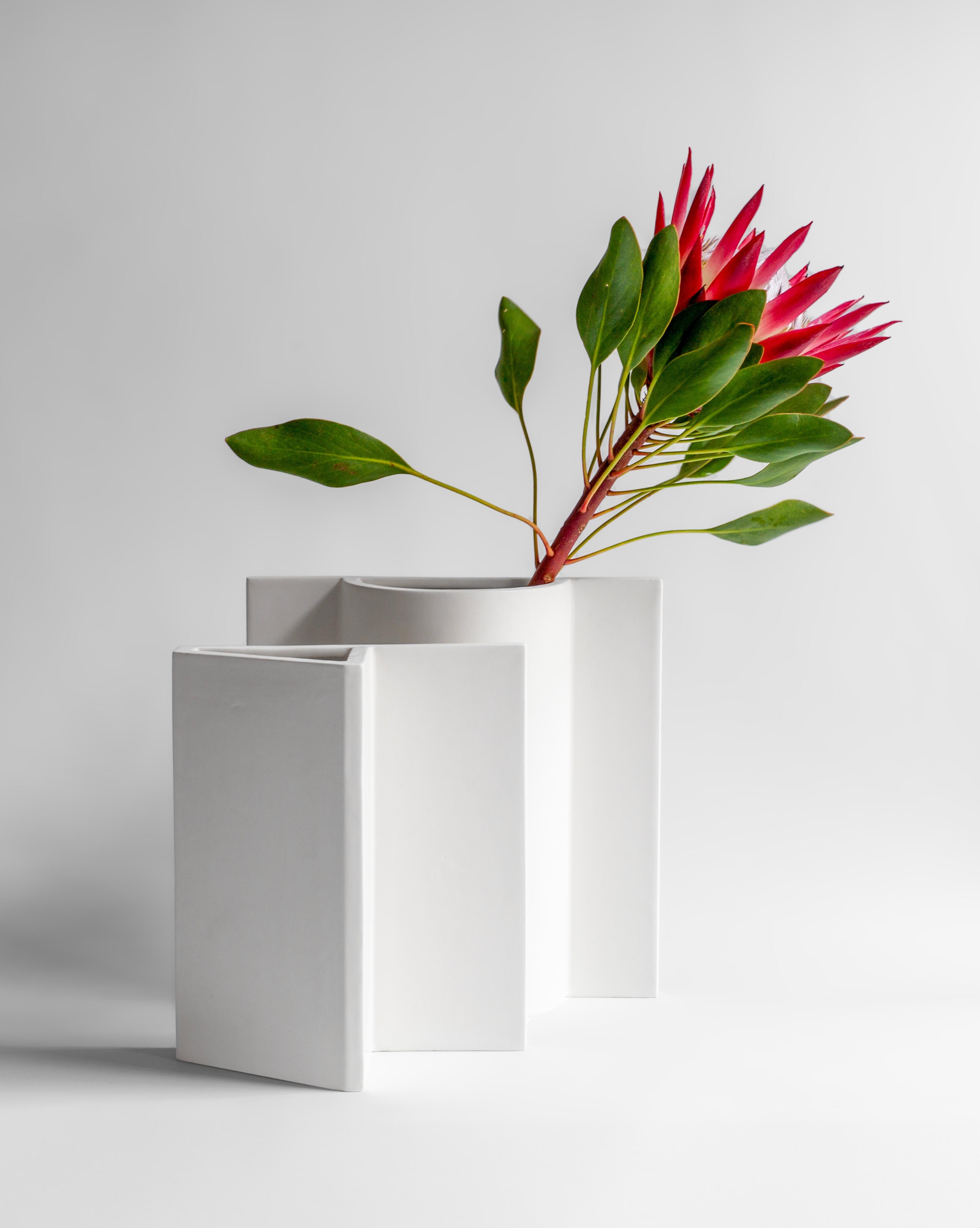 Vase blanc inspiré de la fée, fabriqué à la main par Sara Khamisi, Italie Neuf - En vente à Milano, IT