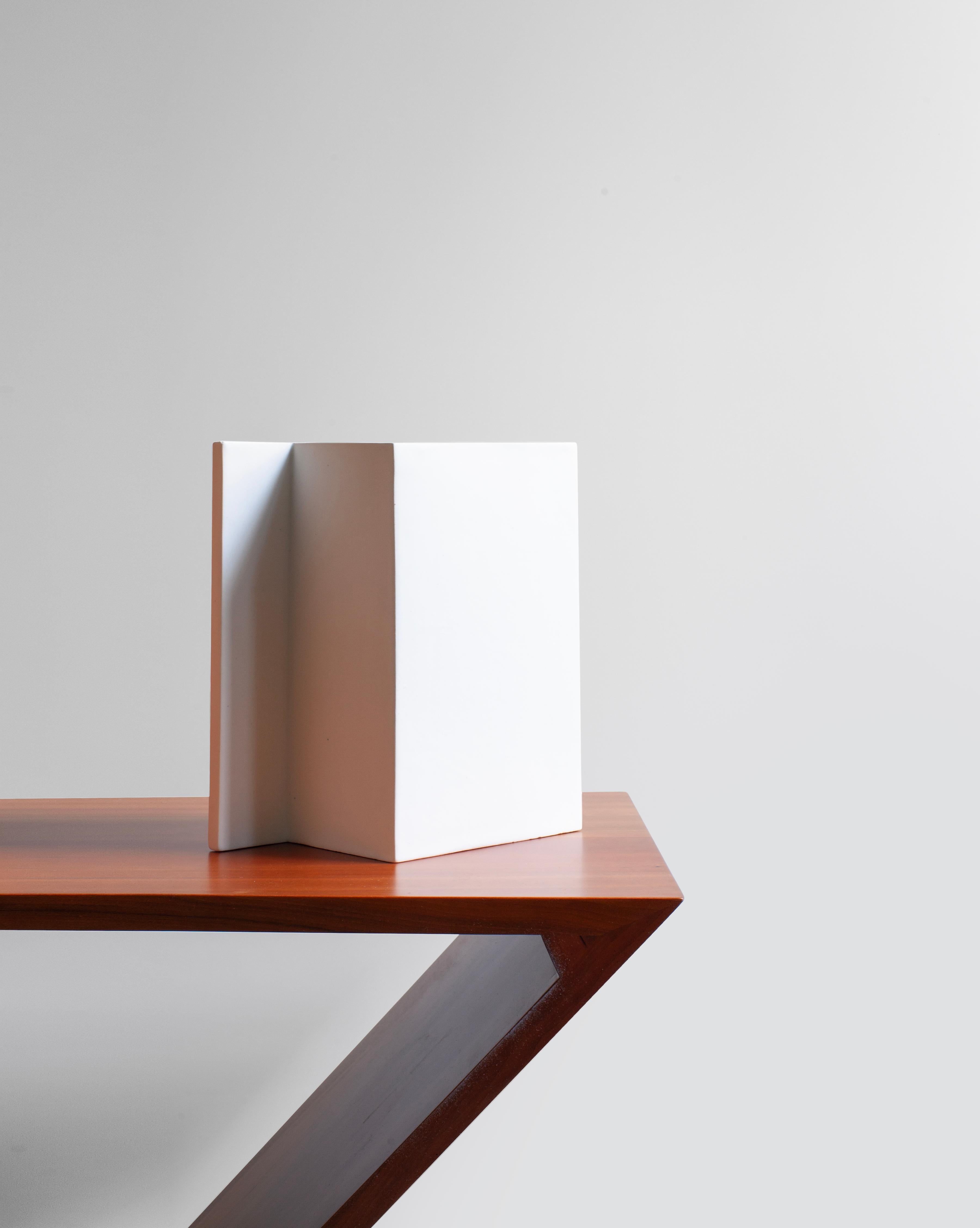 XXIe siècle et contemporain Vase blanc inspiré de la fée, fabriqué à la main par Sara Khamisi, Italie en vente