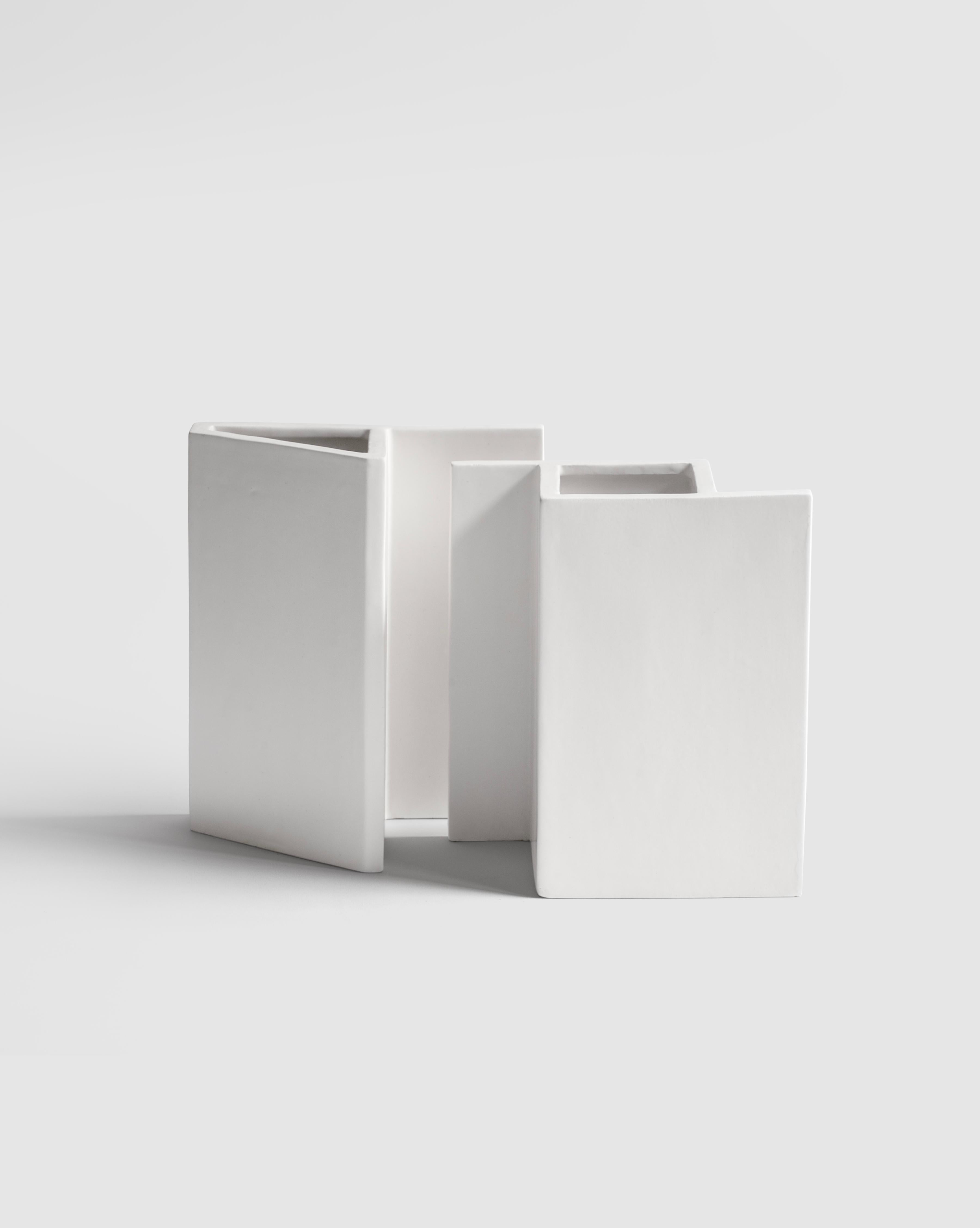 italien Vase blanc inspiré de la fée, fabriqué à la main par Sara Khamisi, Italie en vente