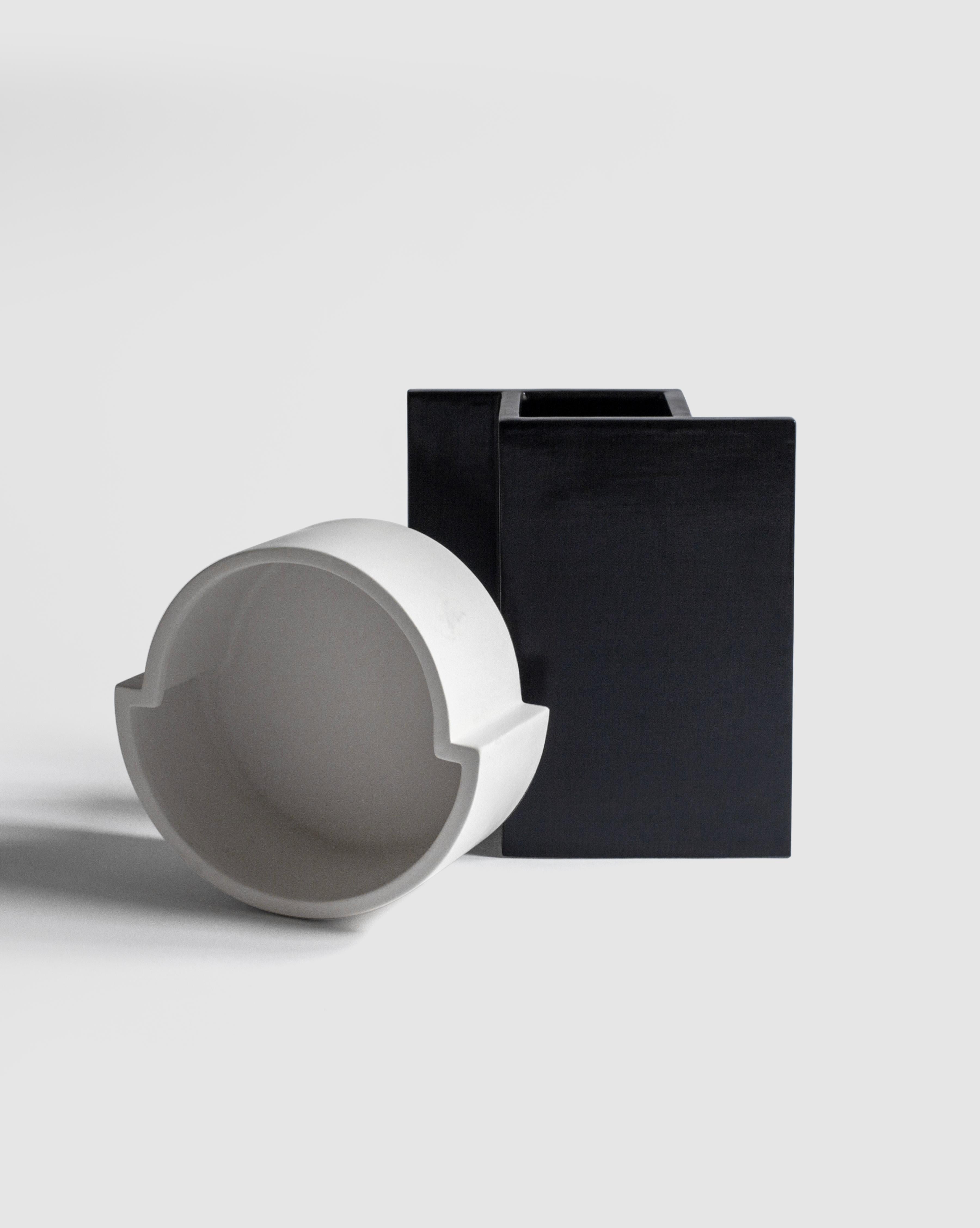 Italiano Vaso in ceramica nera opaca 