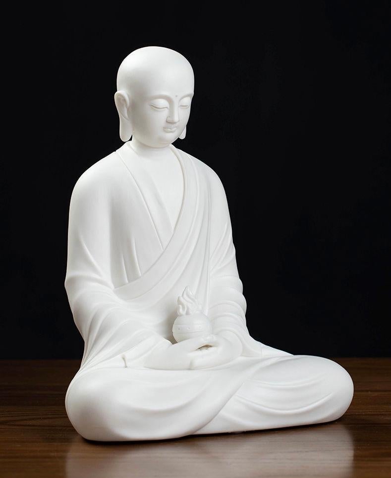 20th Century Chinese Handmade White Porcelain Sitting Kṣitigarbha Buddha Statue In Fair Condition For Sale In 景德镇市, CN