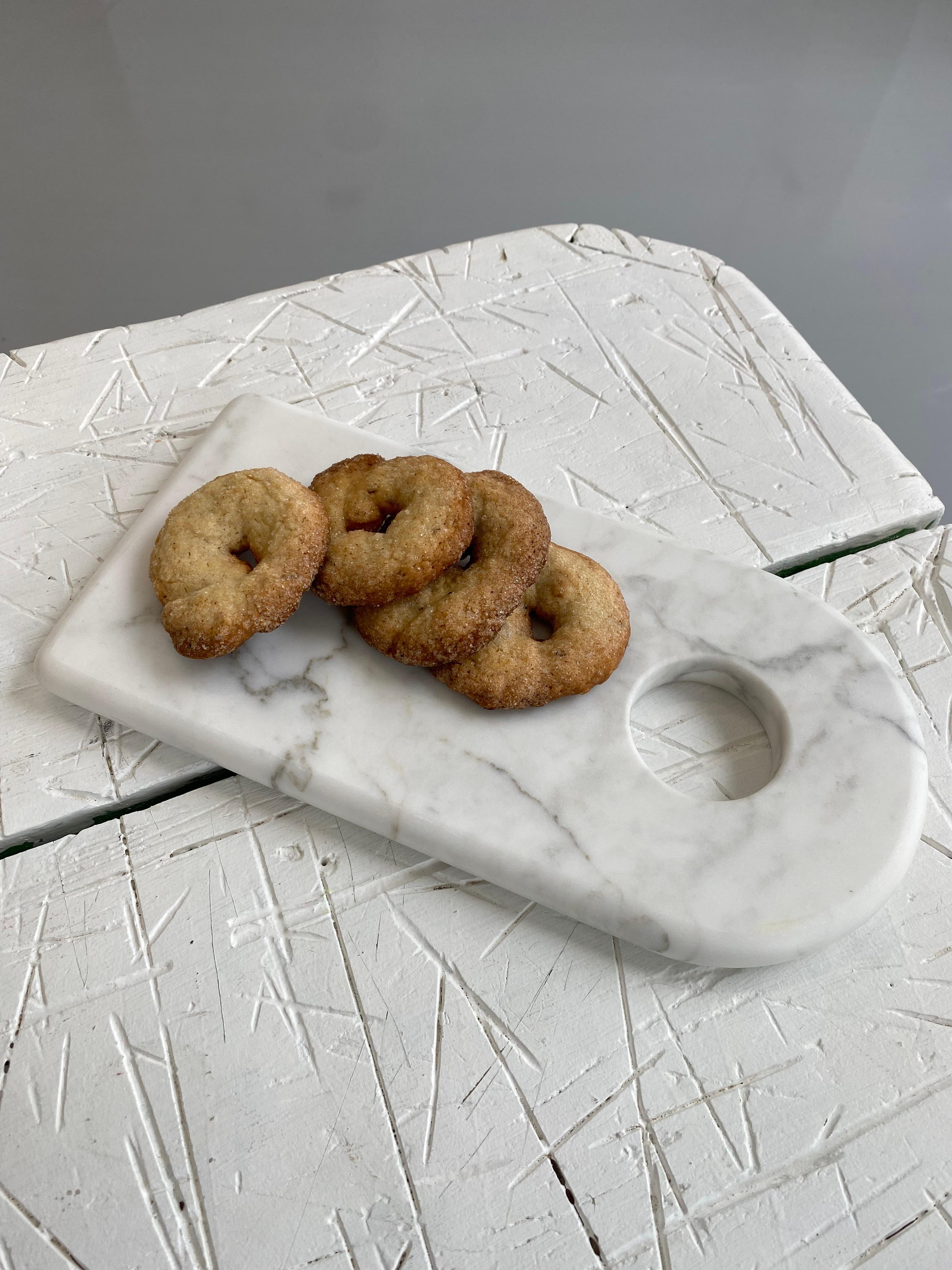 Handgefertigtes Schneckenbrett mit Hole aus weißem Carrara-Marmor im Angebot 2