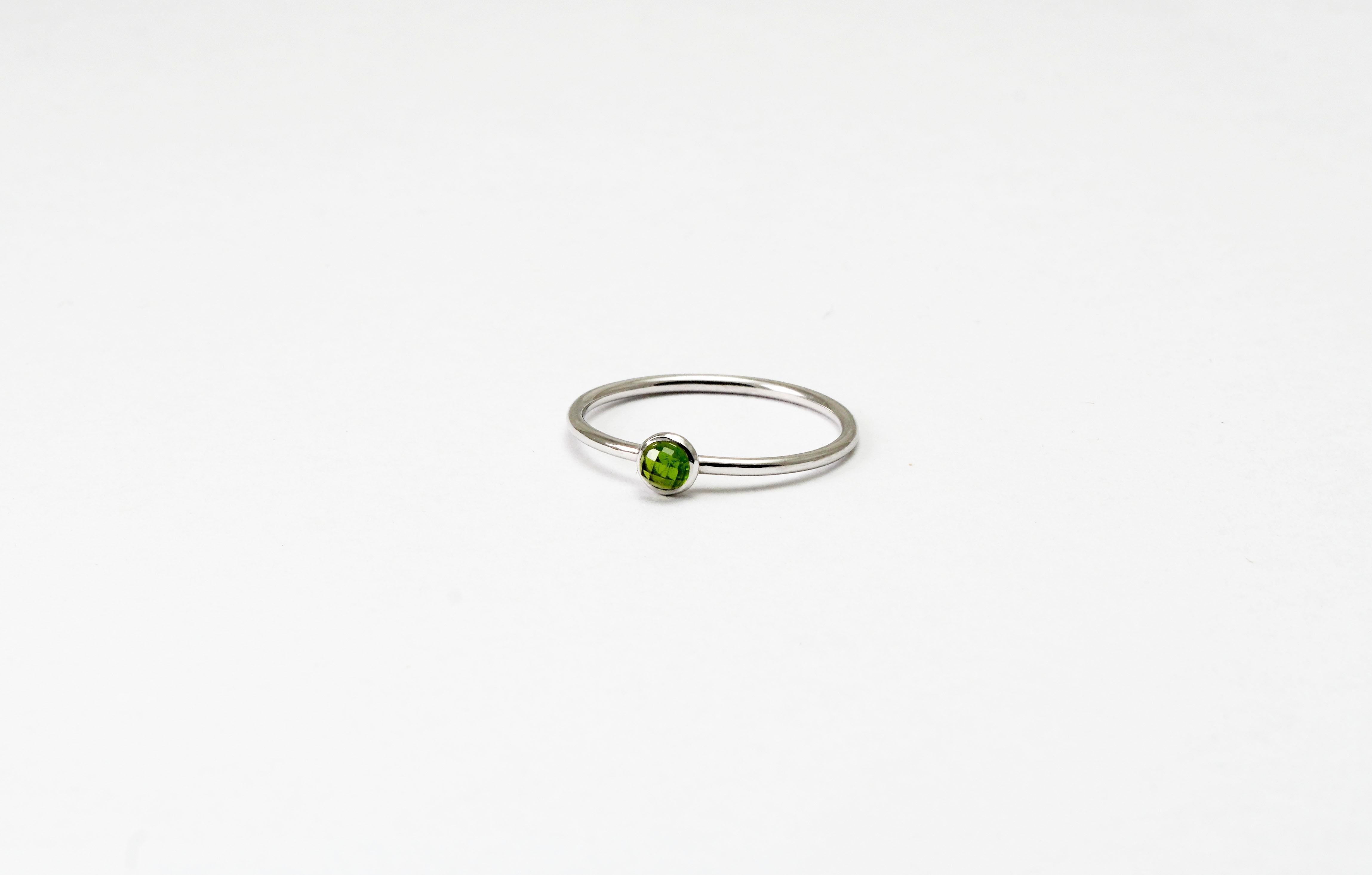 14 kt Gold ring with Chrome Diopside
Gold Color: White
Ring size:  5 1/2 US
Total weight: 0.86 grams

Set with:
- Chrome Diopside
Cut: Fancy
Colour: Green