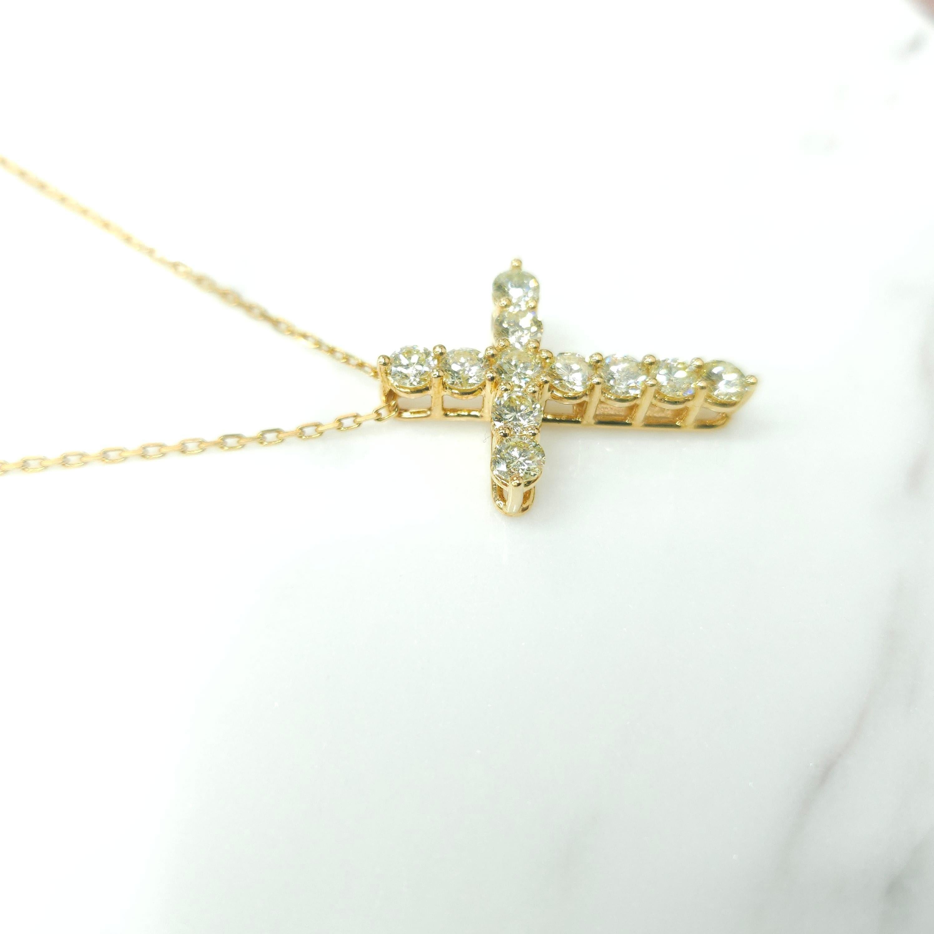 1.57 Carat Natural Round Cut Diamond Cross Pendant in 18K Yellow Gold  In New Condition For Sale In KOWLOON, HK