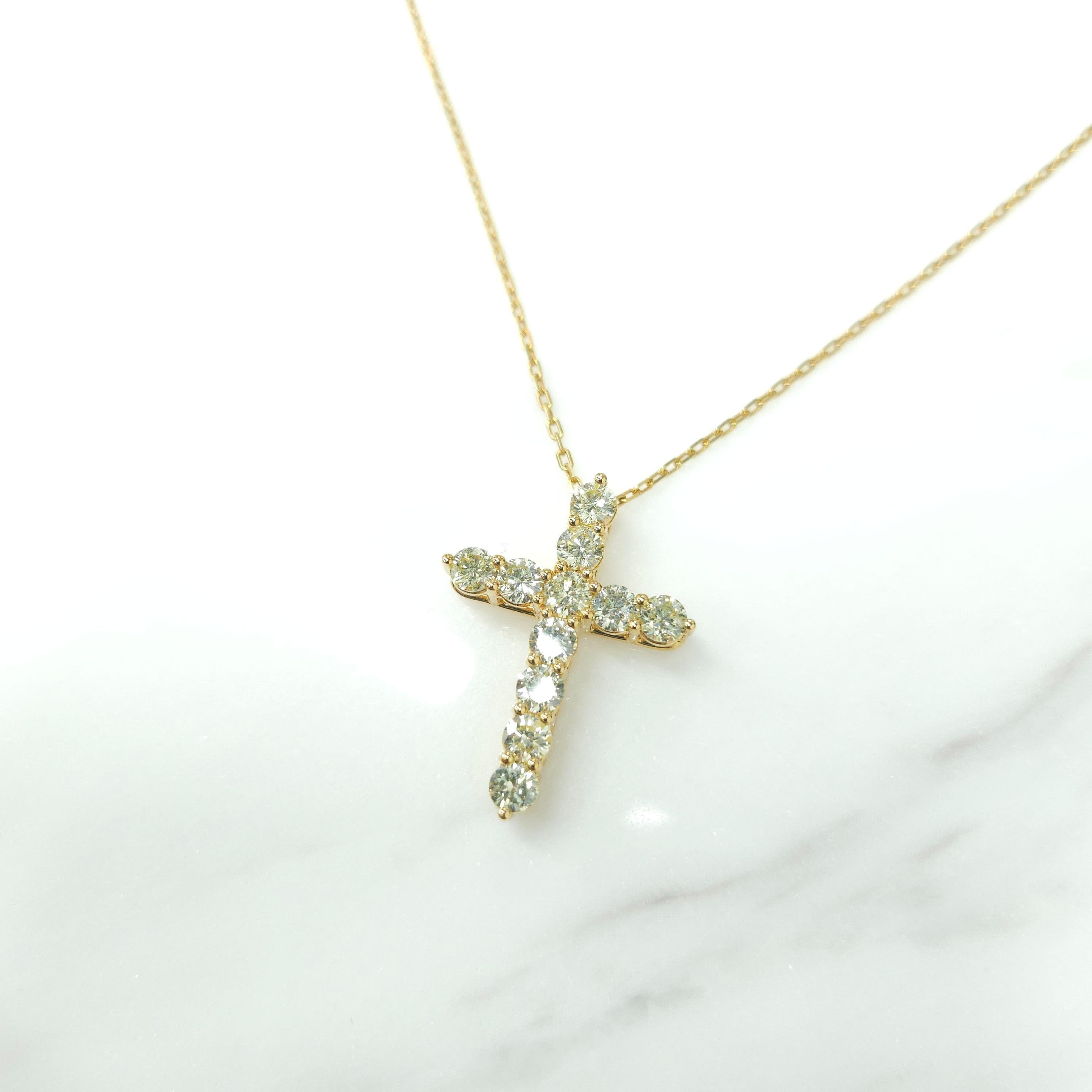 Women's or Men's 1.57 Carat Natural Round Cut Diamond Cross Pendant in 18K Yellow Gold  For Sale