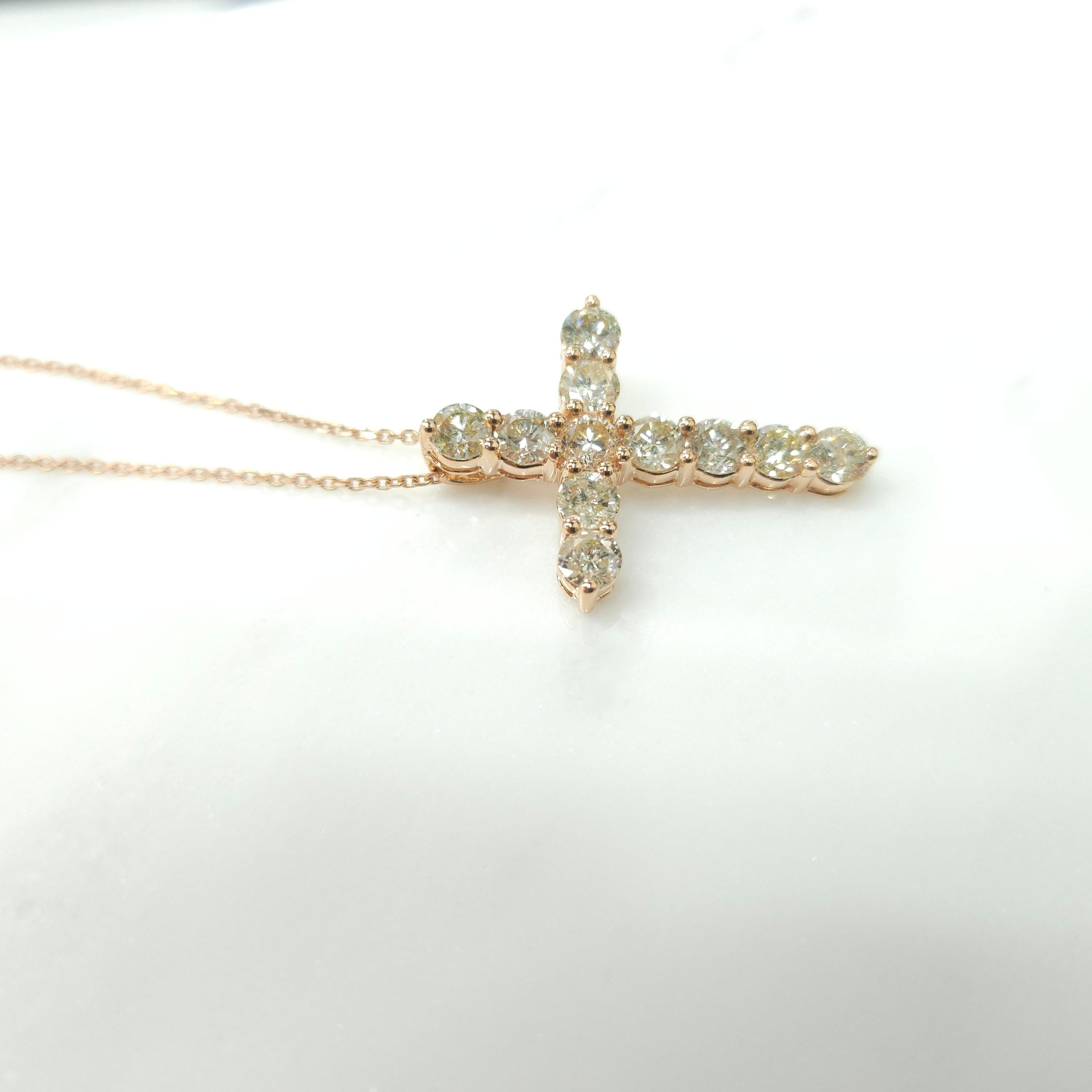 Taglio rotondo Ciondolo a croce con diamante taglio rotondo da 2,61 carati in oro rosa 18 carati in vendita