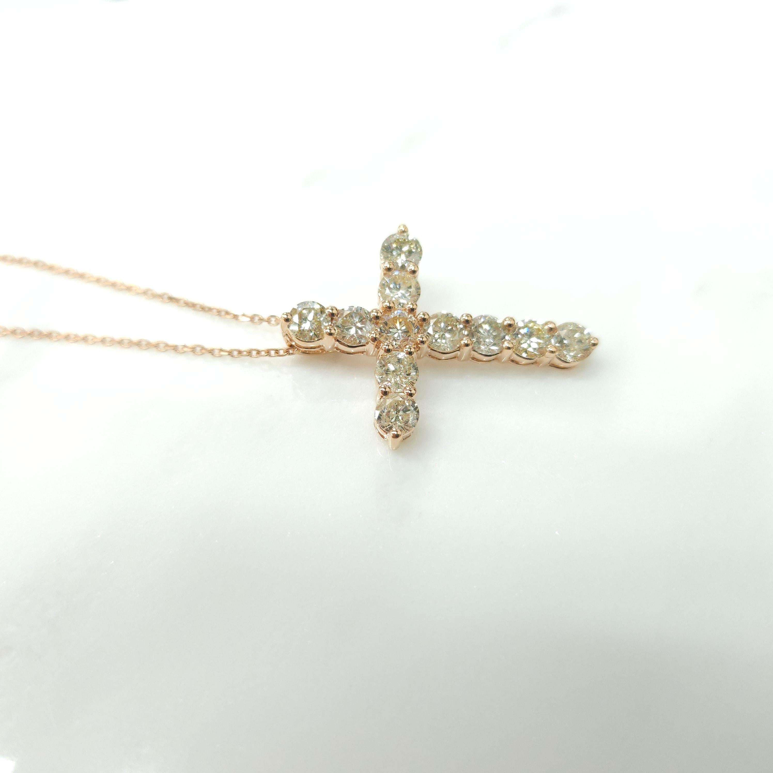 Ciondolo a croce con diamante taglio rotondo da 2,61 carati in oro rosa 18 carati in vendita 1